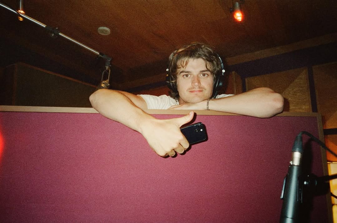 Ngôi sao Stranger things đang khuấy đảo làng nhạc Âu Mỹ là ai? - Ảnh 4.