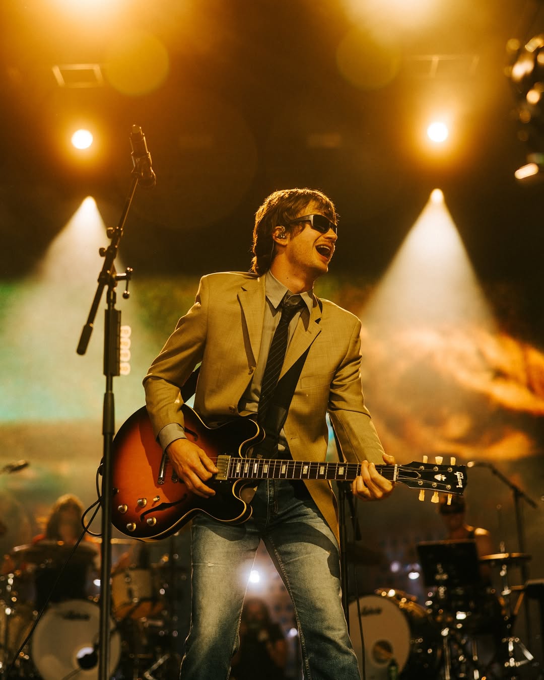 Ngôi sao Stranger things đang khuấy đảo làng nhạc Âu Mỹ là ai? - Ảnh 3.