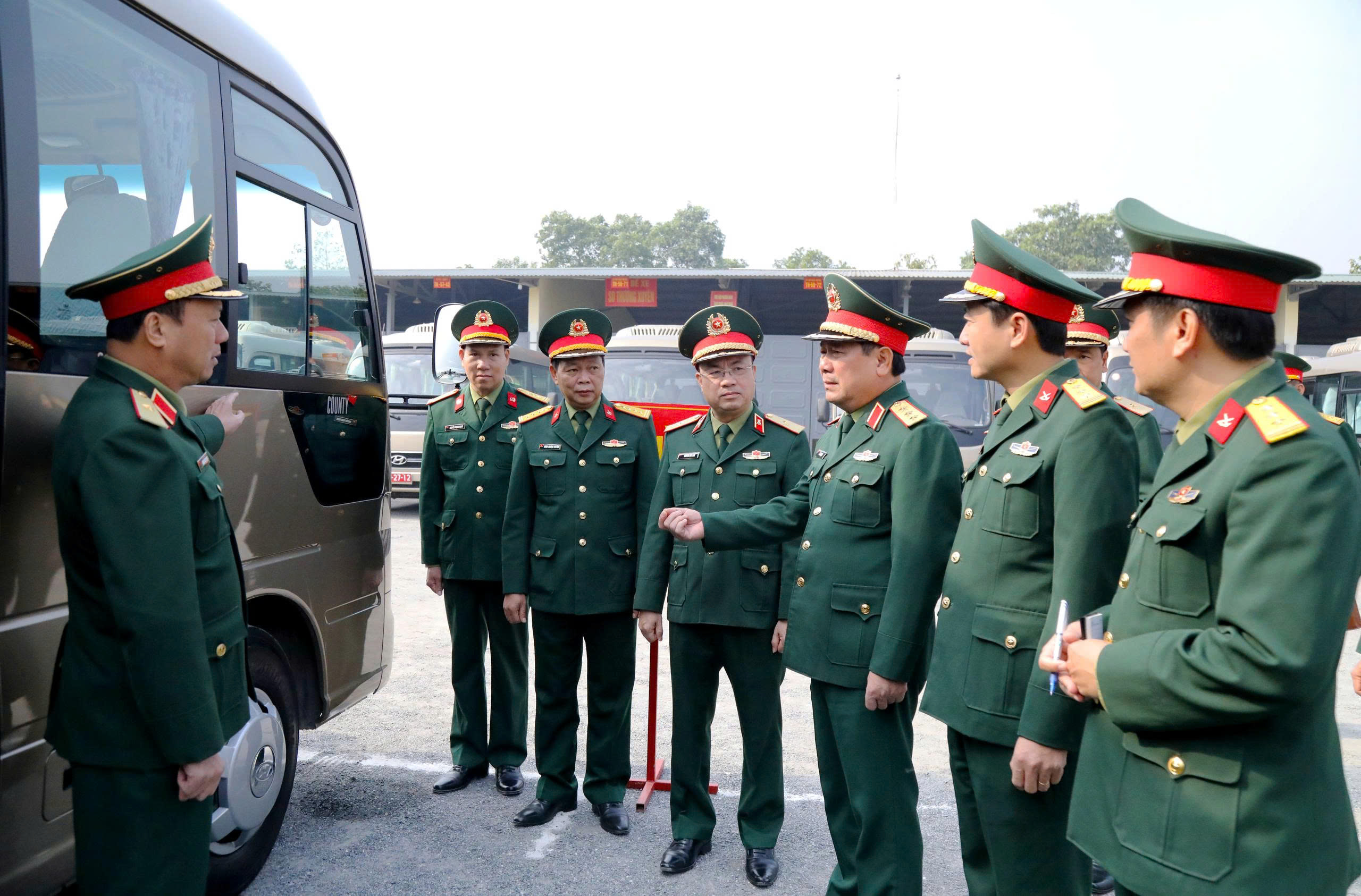 Thượng tướng Lê Huy Vịnh kiểm tra công tác chuẩn bị đưa, đón đại biểu dự Đại hội Đảng - Ảnh 1.