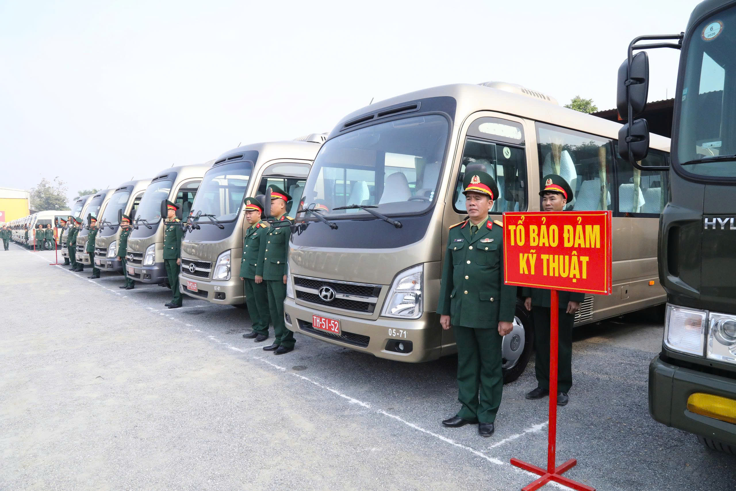 Thượng tướng Lê Huy Vịnh kiểm tra công tác chuẩn bị đưa, đón đại biểu dự Đại hội Đảng - Ảnh 4.