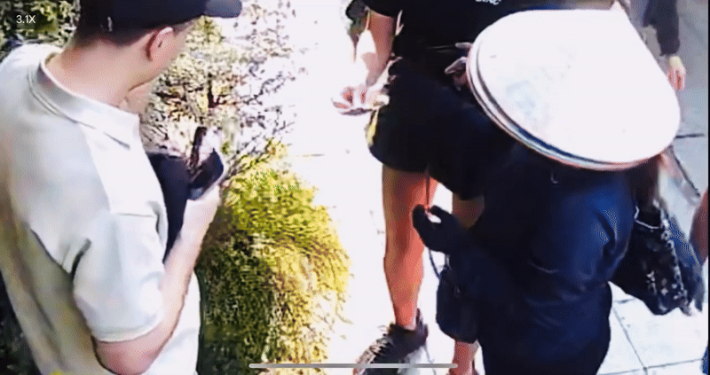 Street vendor fined over attempted overcharging foreign tourist $32 for ‘non la’ in Hanoi - Ảnh 1.