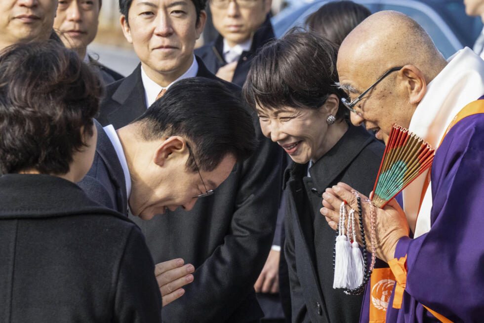 Japan, South Korea leaders drum up viral moment with K-pop jam - Ảnh 2.