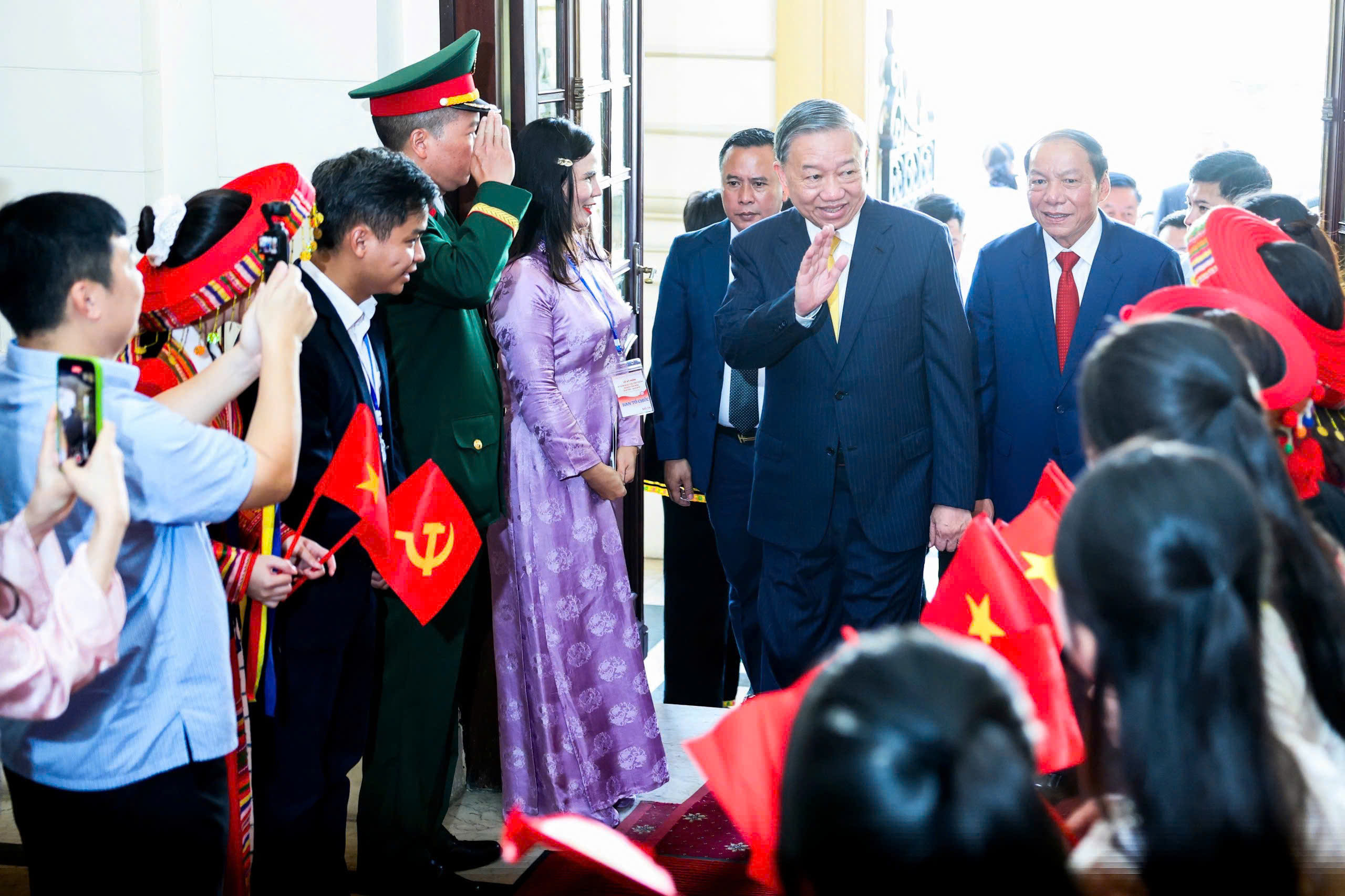 Nghị quyết 80 của Bộ chính trị: Mọi người dân đều có cơ hội thụ hưởng văn hóa - Ảnh 3. Nghị quyết 80 - Ảnh 2.