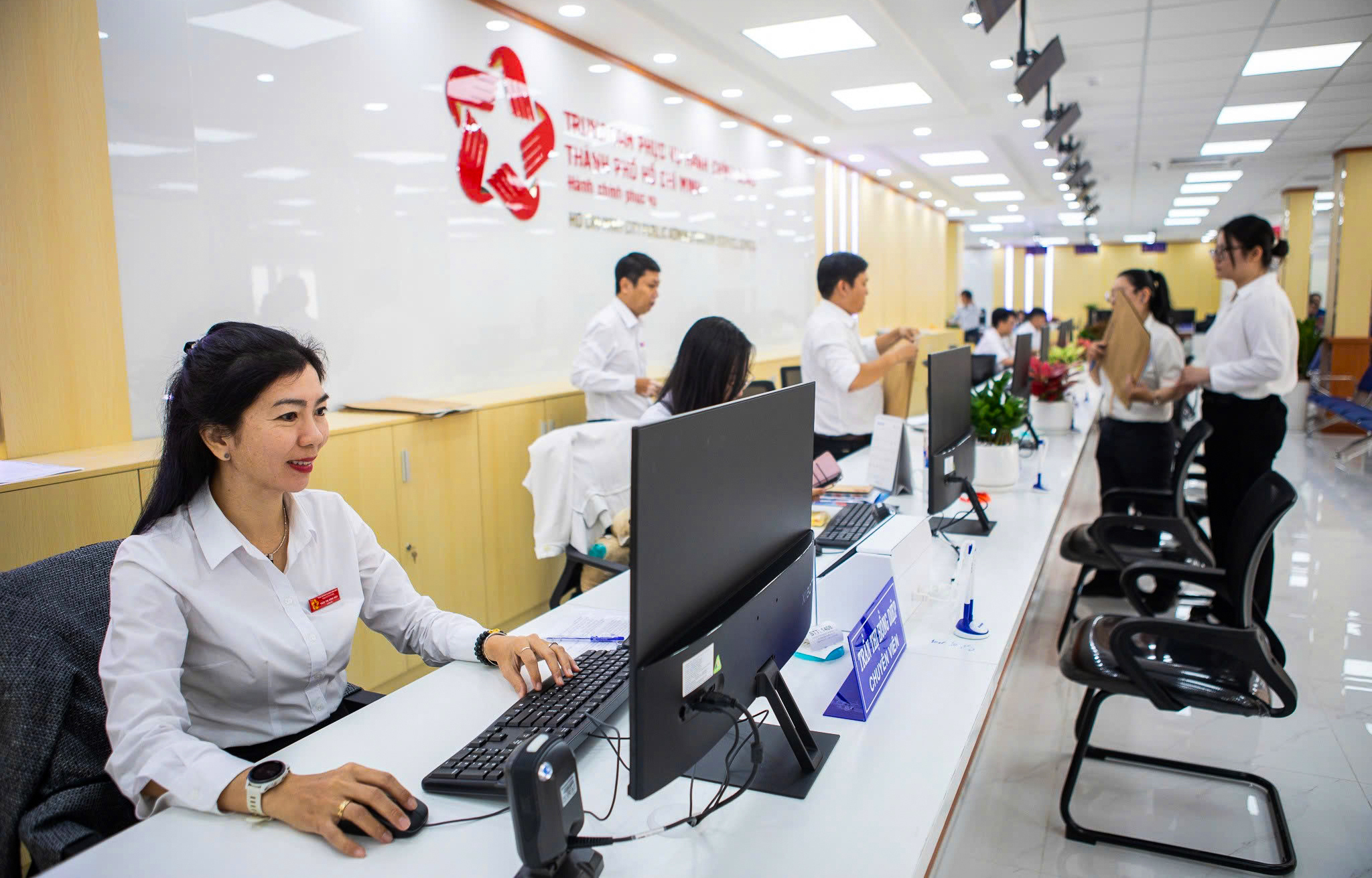 Thủ tướng nghiêm cấm quy định thêm các thủ tục hành chính, biện pháp quản lý làm tăng chi phí - Ảnh 1. thủ tục - Ảnh 1.