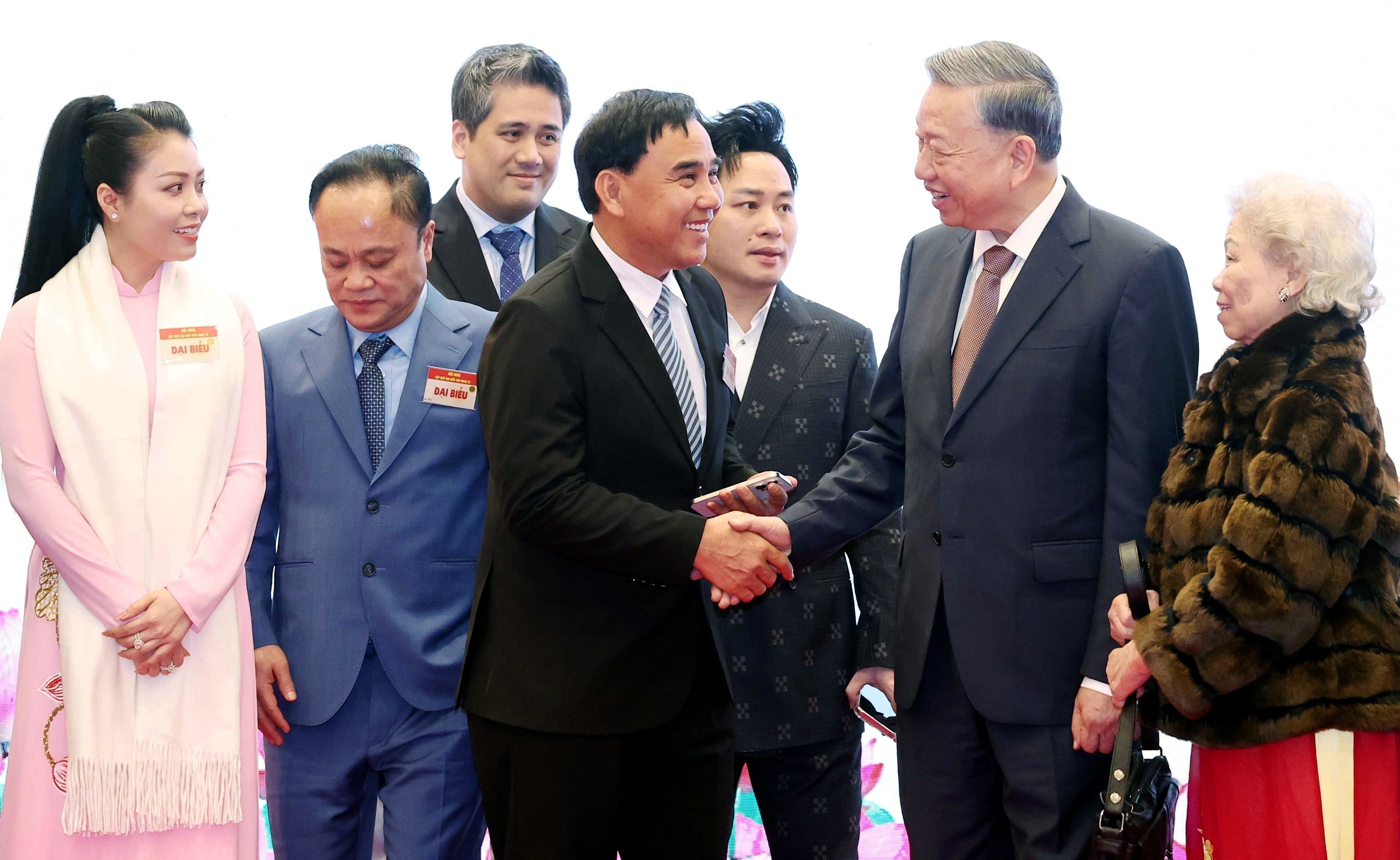 Nghị quyết 80 của Bộ chính trị: Mọi người dân đều có cơ hội thụ hưởng văn hóa - Ảnh 1. Nghị quyết 80 - Ảnh 1.