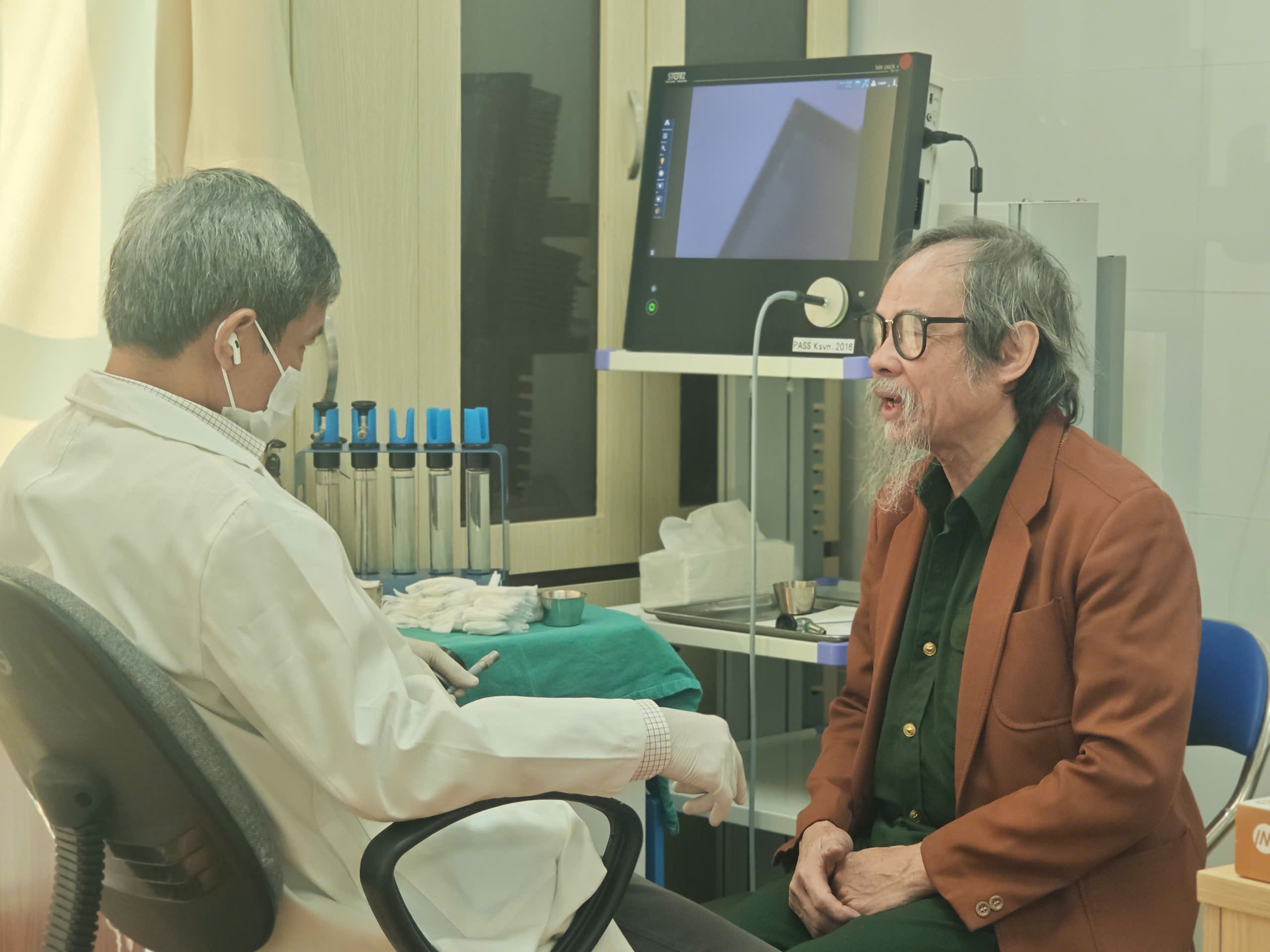 Khám tại trạm y tế, được bác sĩ tuyến trung ương điều trị - Ảnh 1.