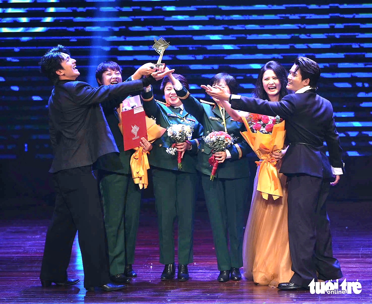 Mưa đỏ thắng lớn ở giải Cánh diều 2025, Không thời gian dẫn đầu phim truyền hình - Ảnh 1.