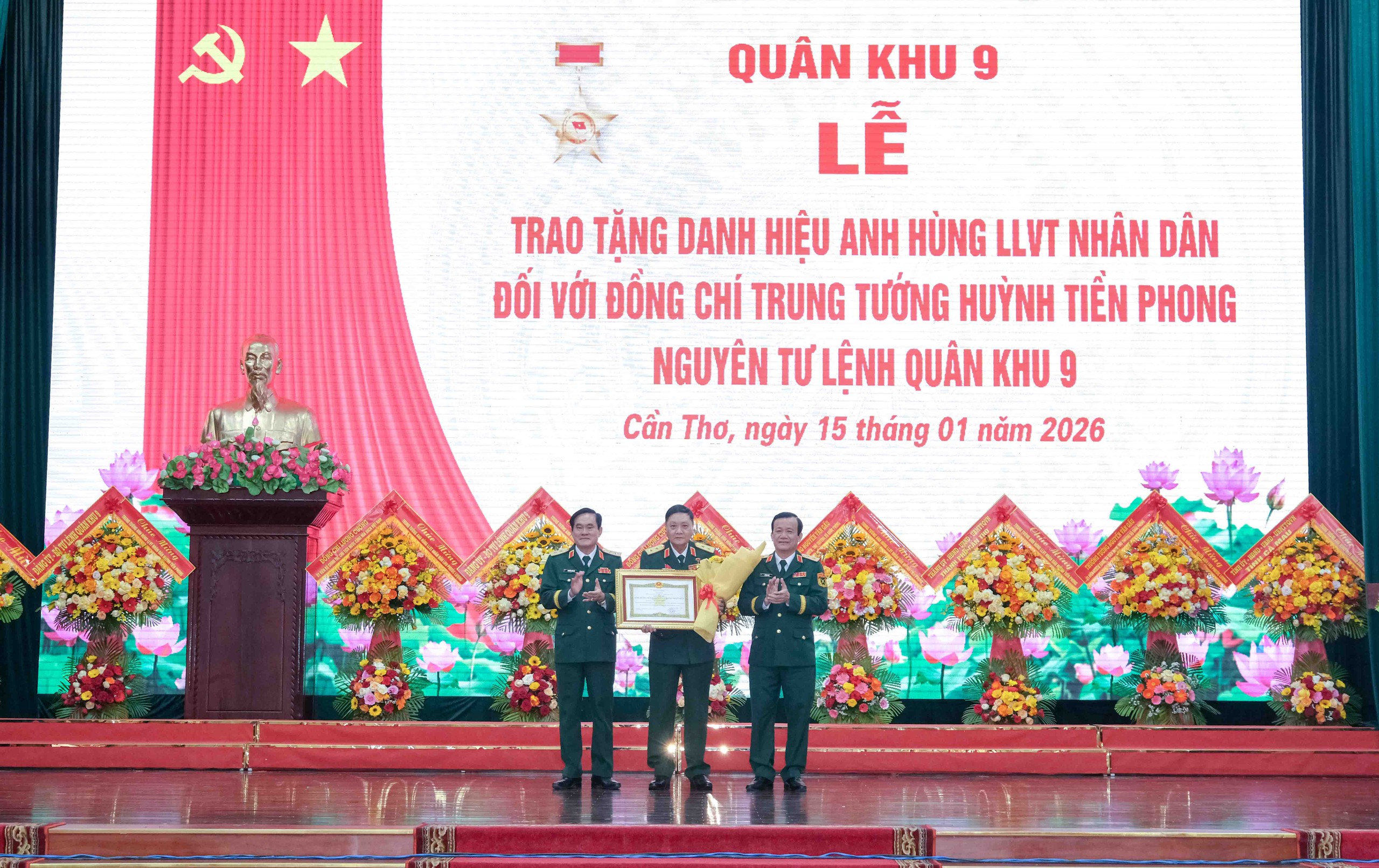 Trao tặng danh hiệu Anh hùng Lực lượng vũ trang cho Trung tướng Huỳnh Tiền Phong - Ảnh 1.