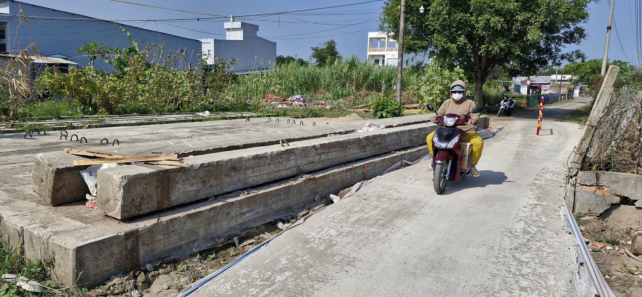 Cầu xây mãi không xong, dân tự ý lấp rạch làm đường đi - Ảnh 1.