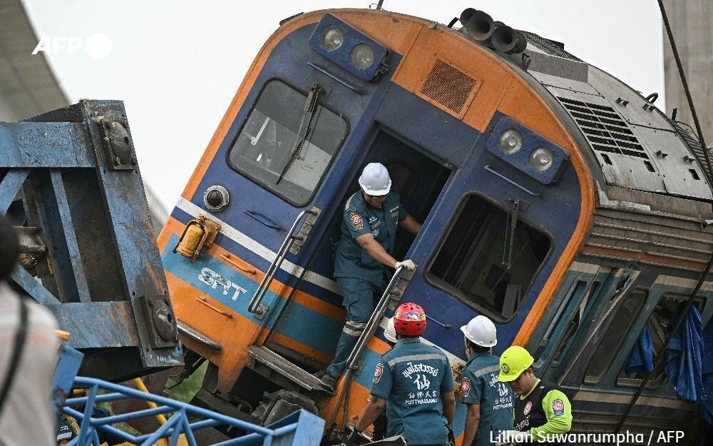 Indonesia train crash toll rises to 14 as rescuers work to remove trapped passengers - Ảnh 2.