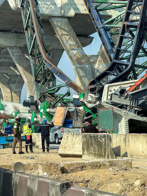 Another crane collapses in Thailand killing 2 people, police say- Ảnh 2.