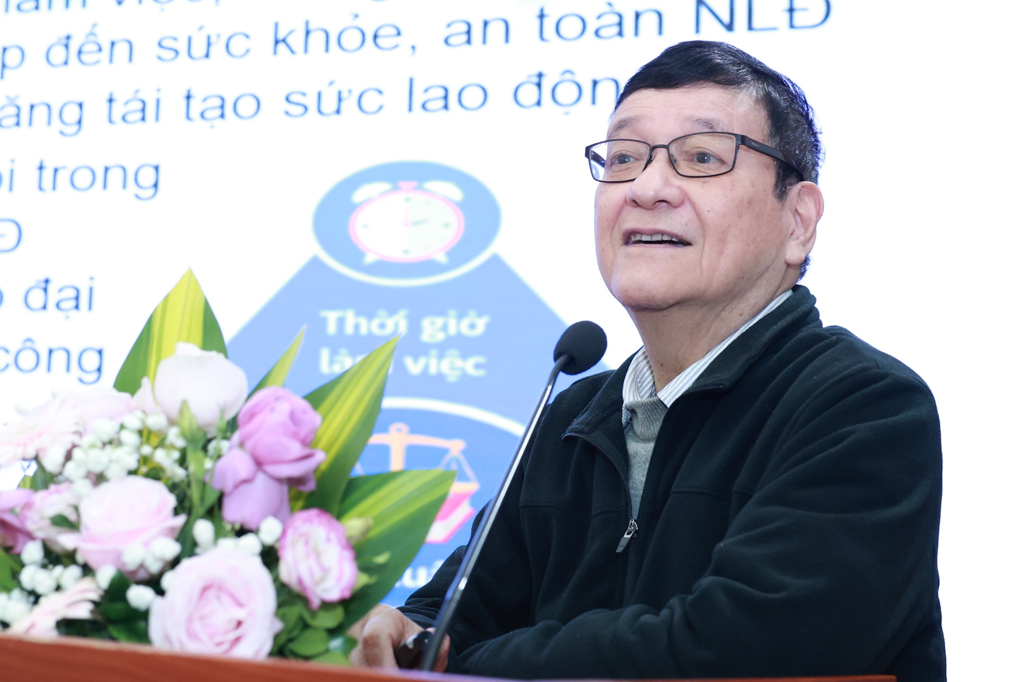 Đề xuất có lộ trình giảm giờ làm việc, vá 'khoảng trống' khi shipper, thợ xây tự do mất việc - Ảnh 1.