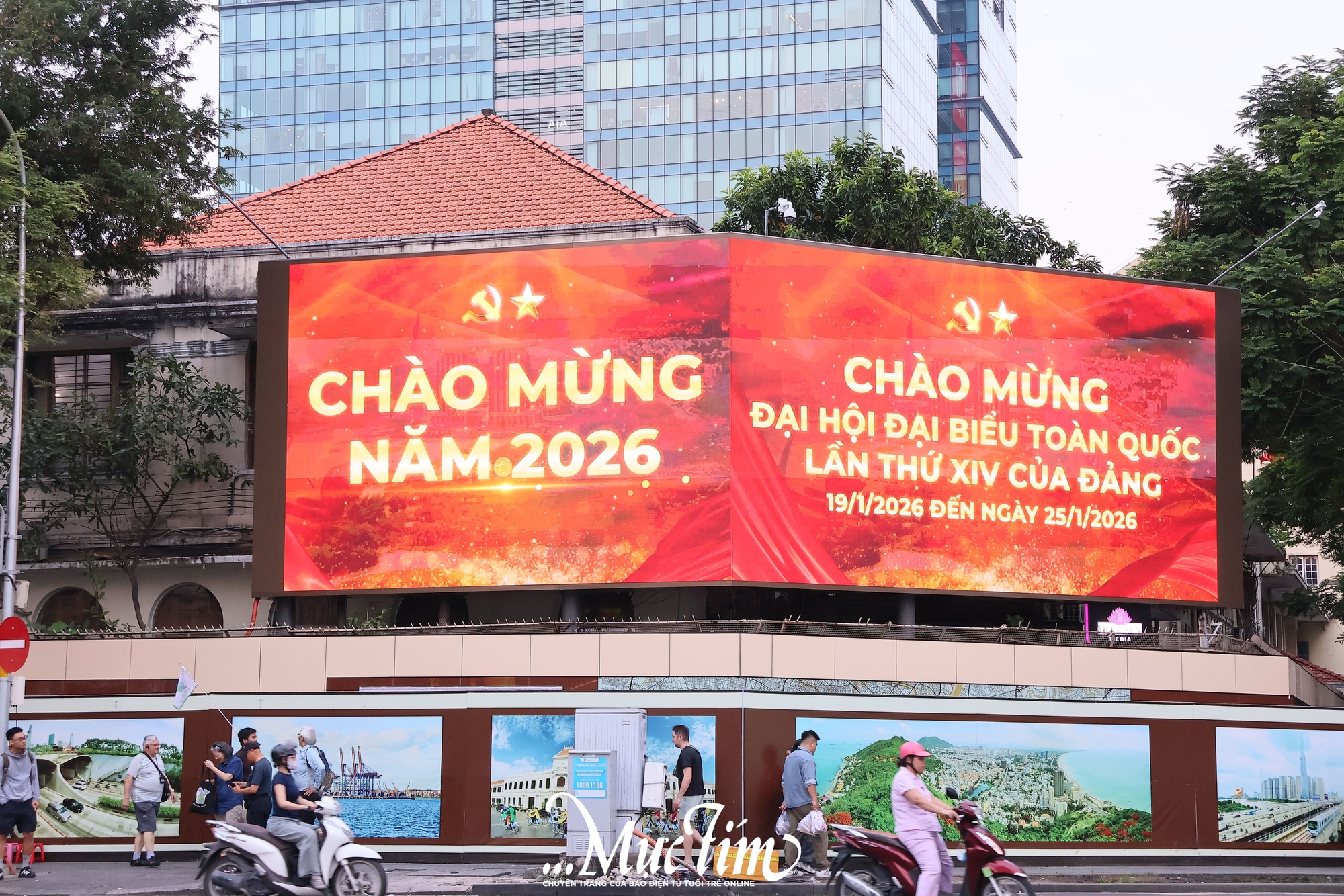 Đường phố TP.HCM rực rỡ chào mừng Đại hội Đảng- Ảnh 1.