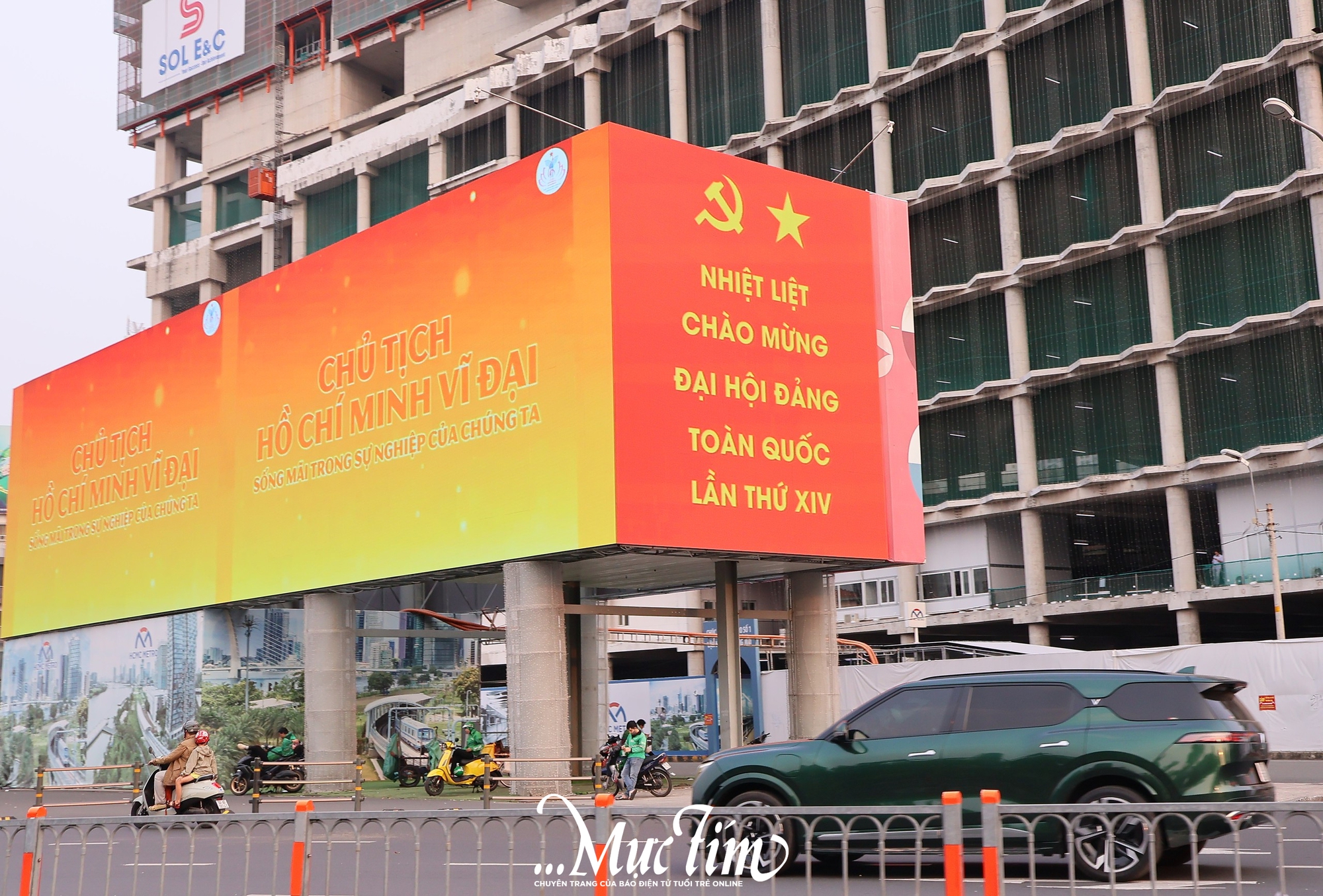 Đường phố TP.HCM rực rỡ chào mừng Đại hội Đảng- Ảnh 2.