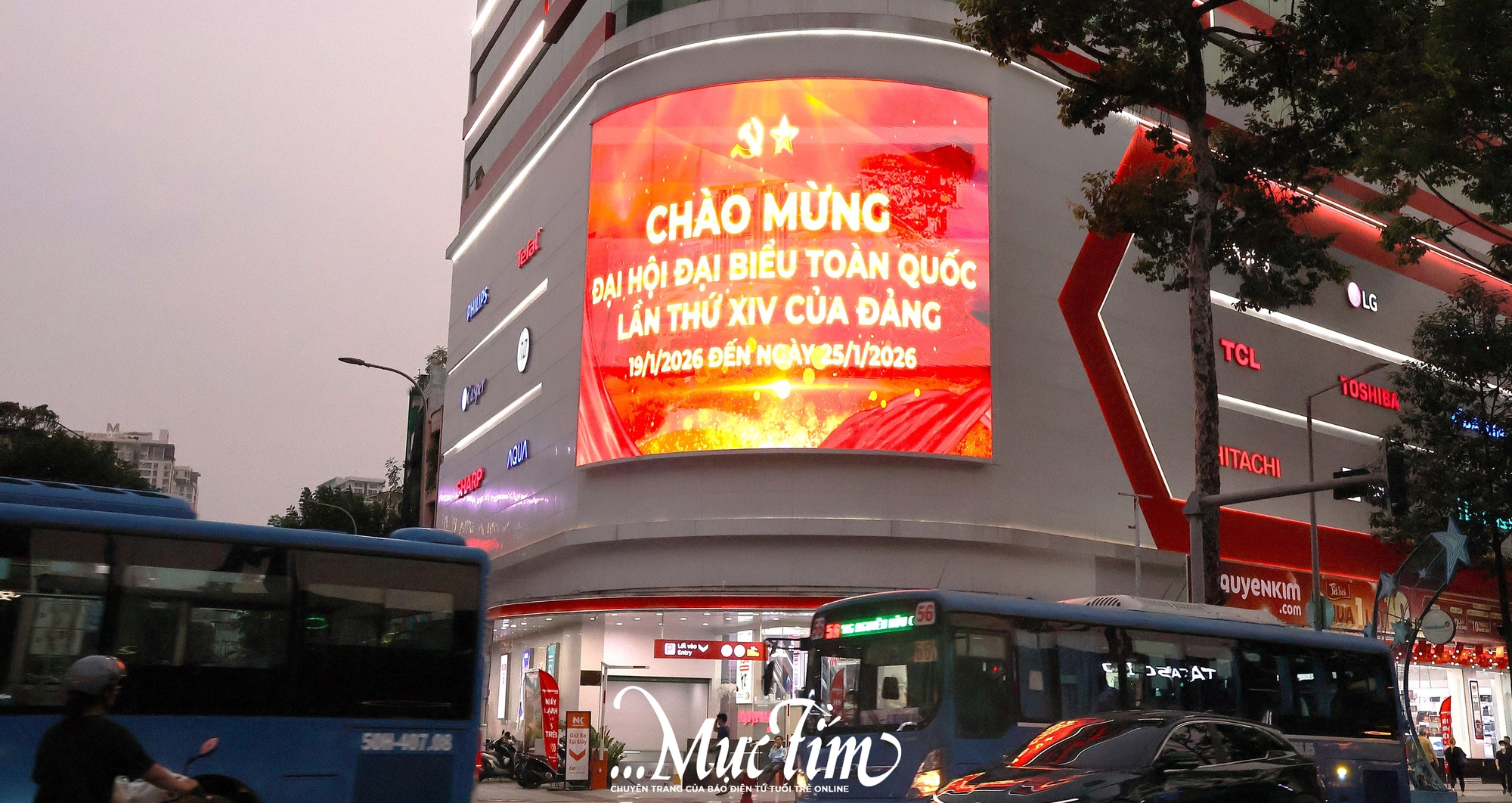 Đường phố TP.HCM rực rỡ chào mừng Đại hội Đảng- Ảnh 3.