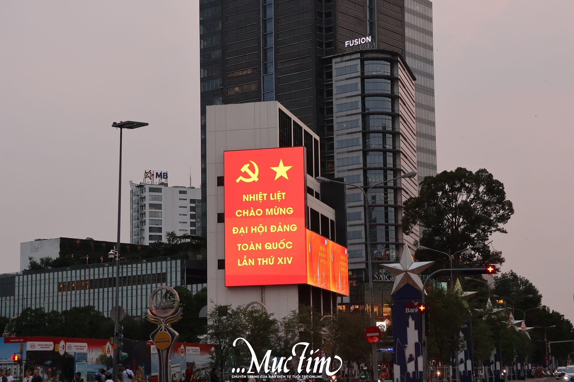 Đường phố TP.HCM rực rỡ chào mừng Đại hội Đảng- Ảnh 4.