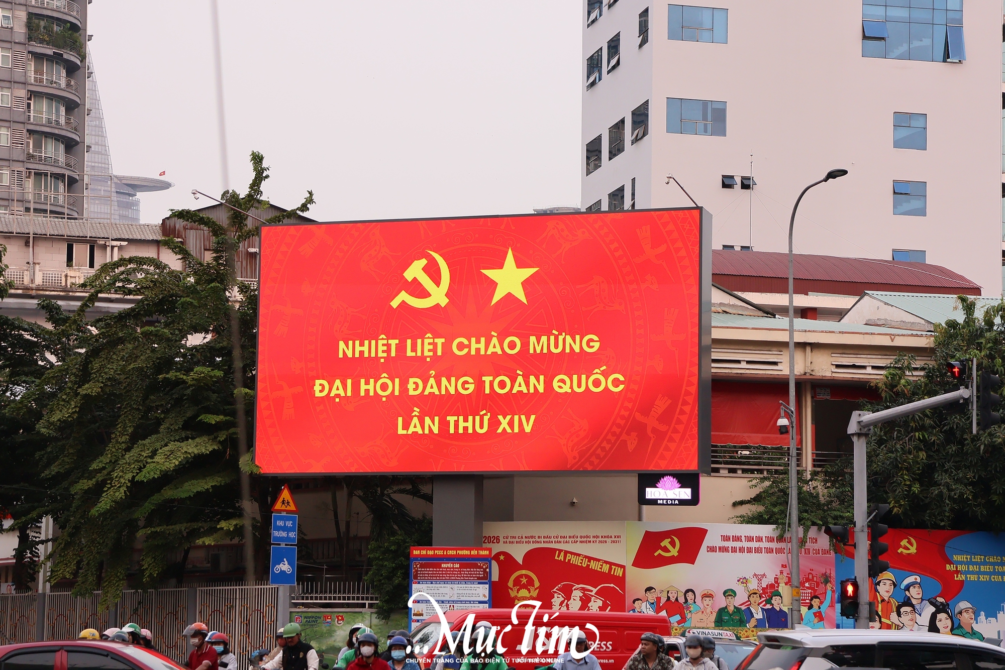 Đường phố TP.HCM rực rỡ chào mừng Đại hội Đảng- Ảnh 6.