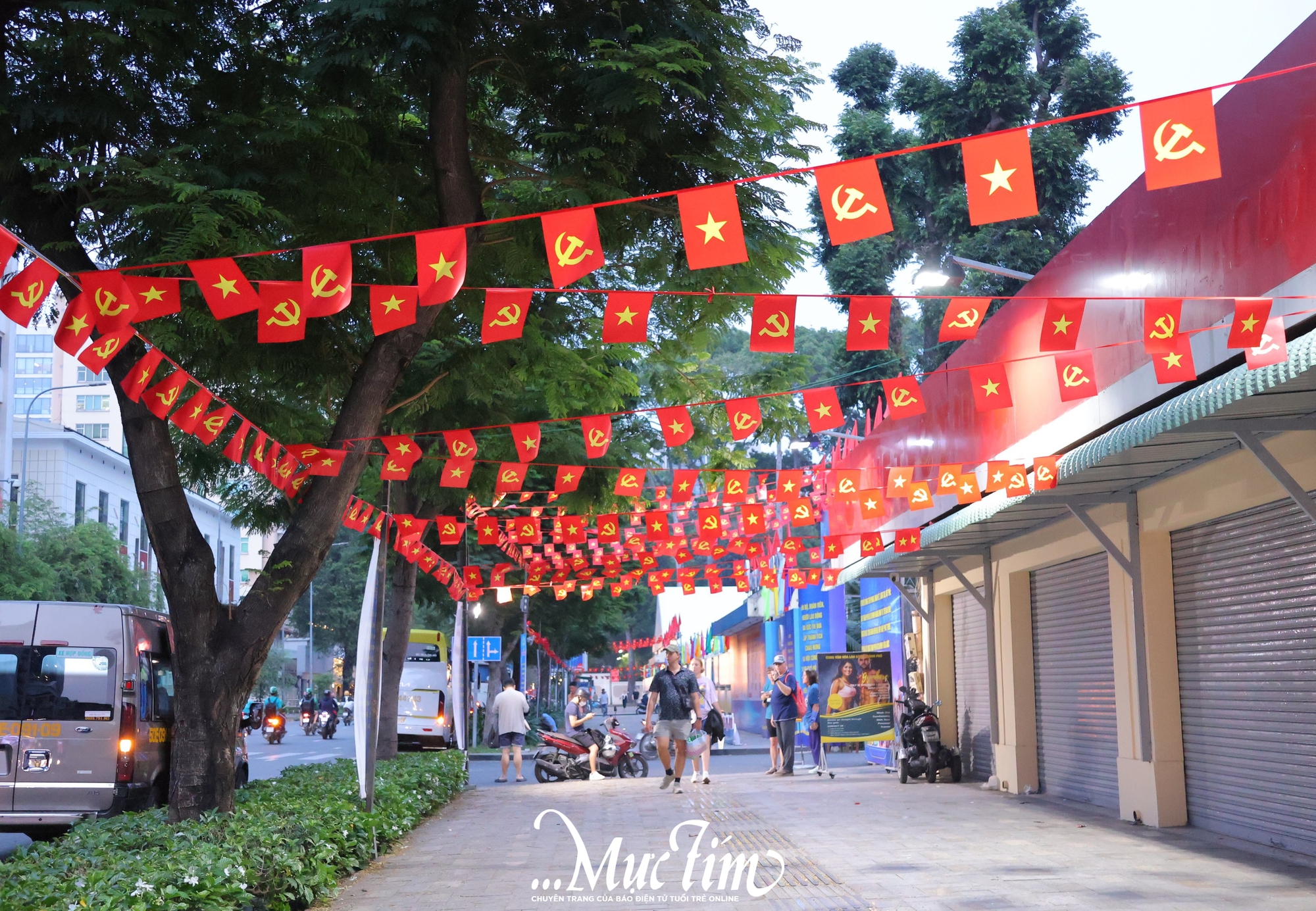 Đường phố TP.HCM rực rỡ chào mừng Đại hội Đảng- Ảnh 10.