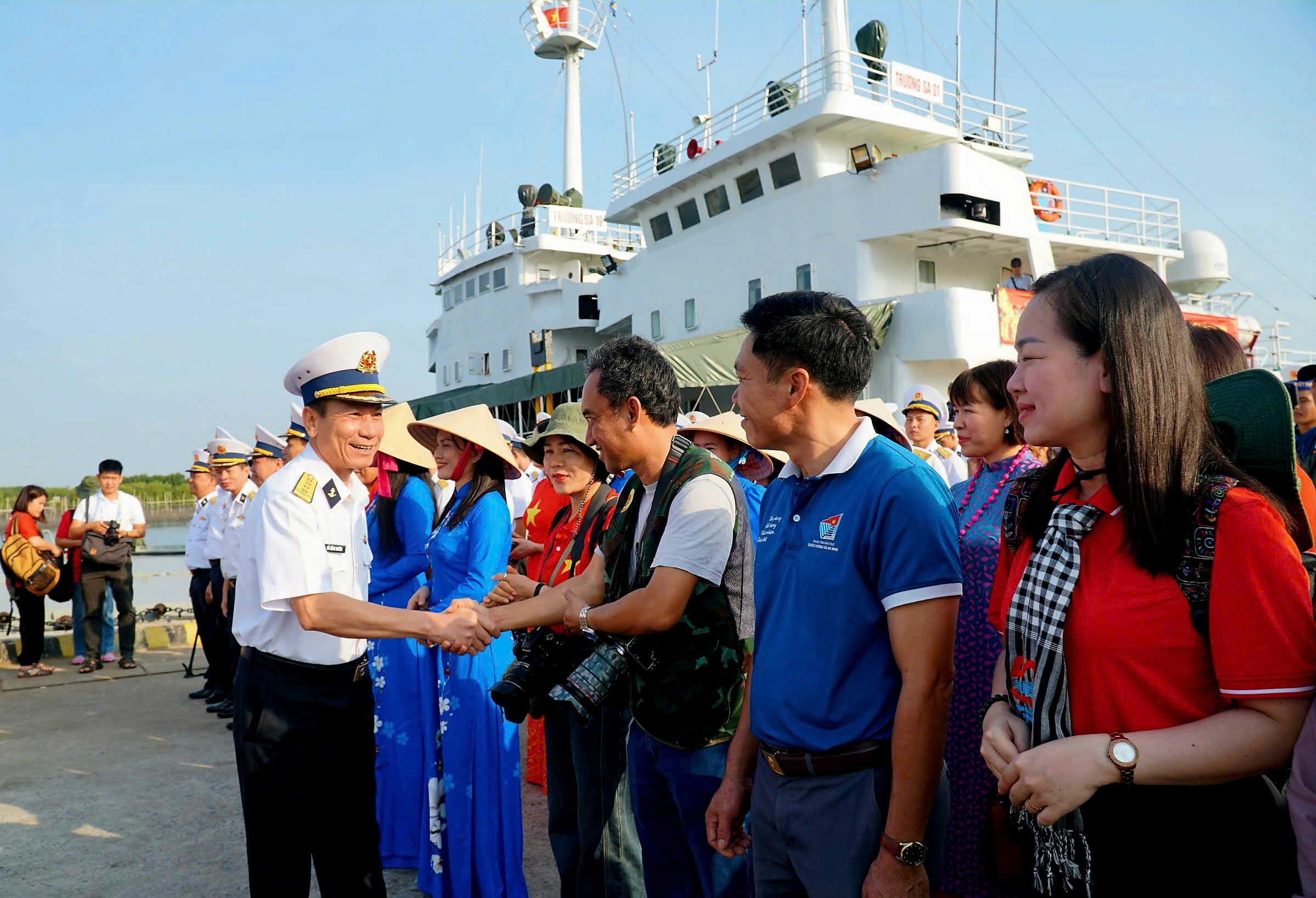 Mang Tết đến với quân, dân đặc khu Côn Đảo và nhà giàn DK1 - Ảnh 1.