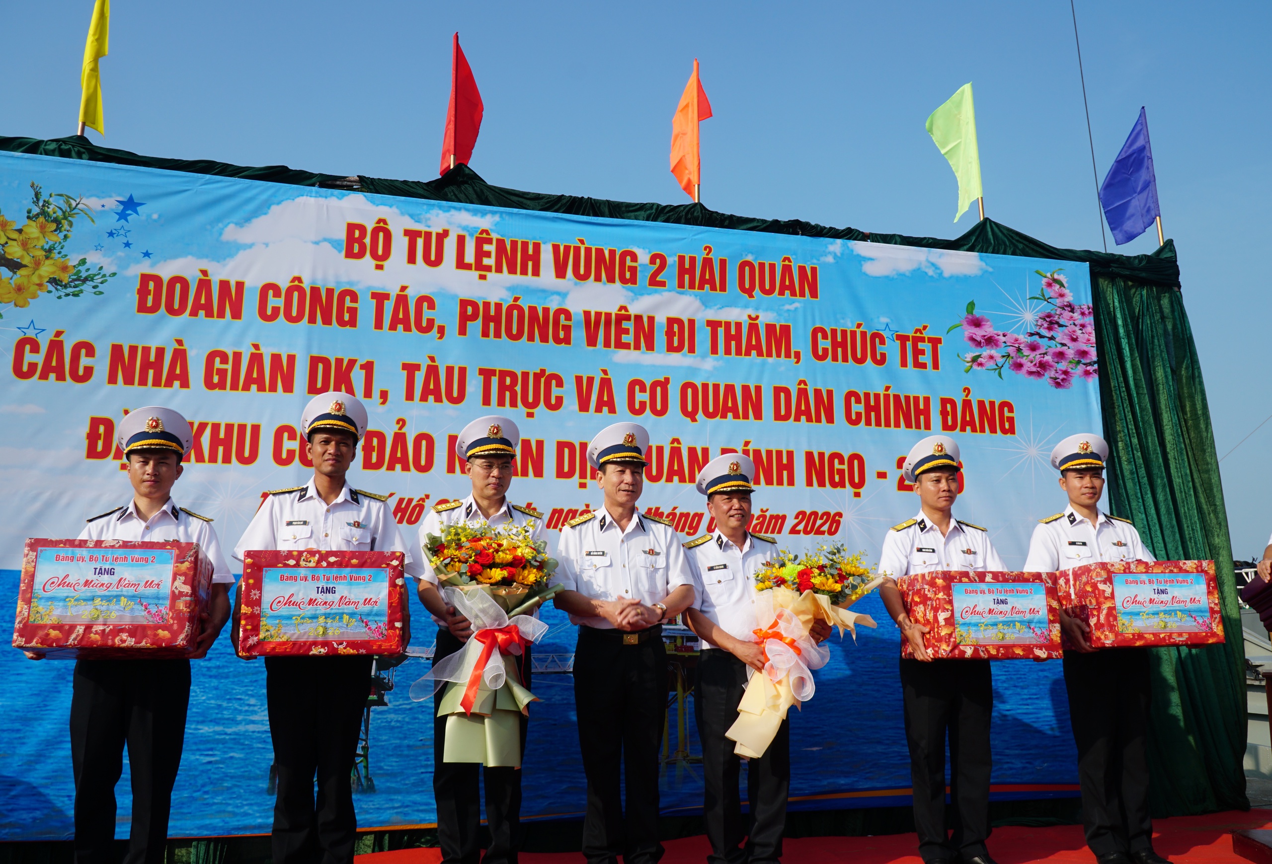 Mang Tết đến với quân, dân đặc khu Côn Đảo và nhà giàn DK1 - Ảnh 3.