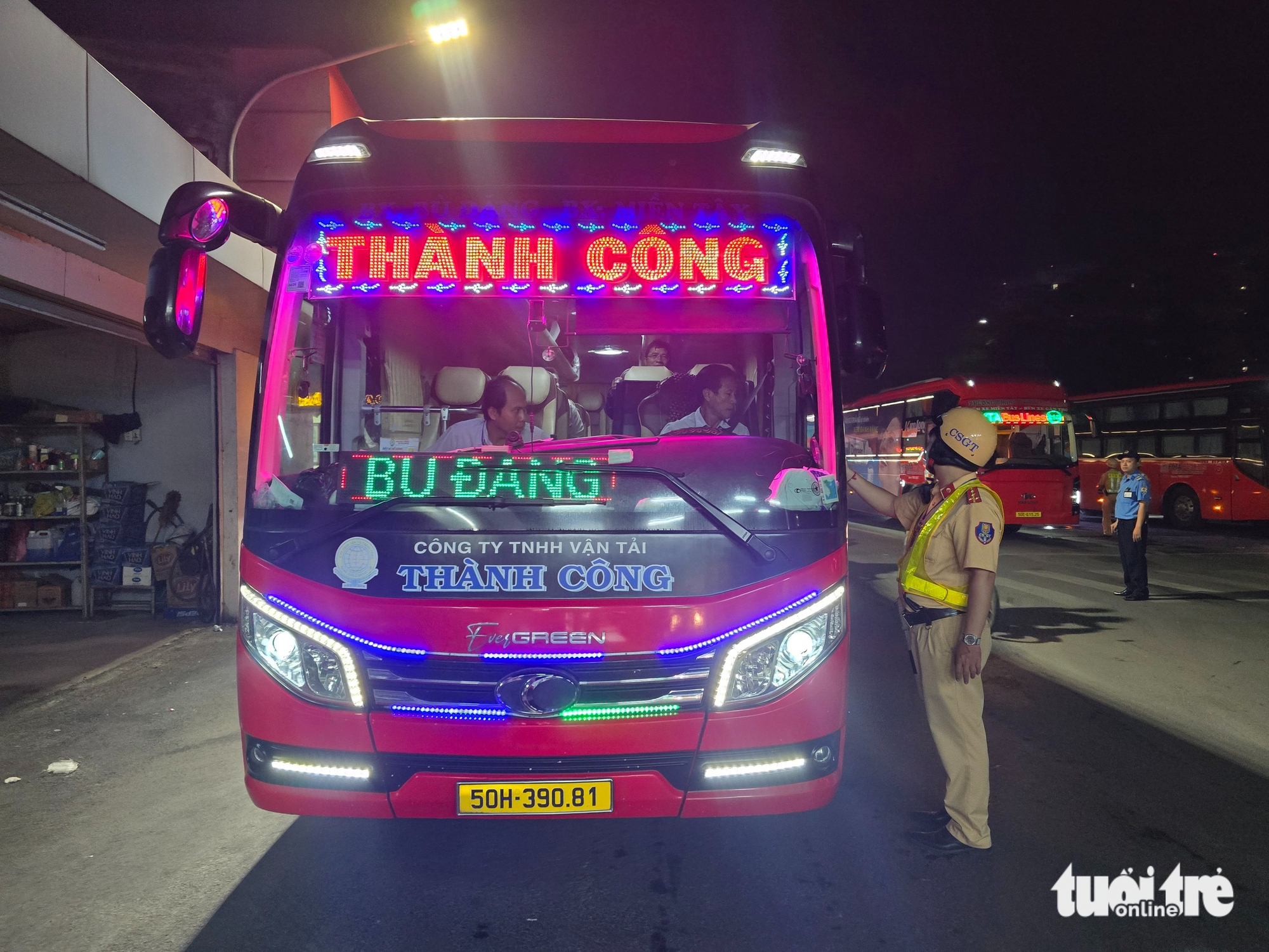 View - Police step up pre-Tet checks at Ho Chi Minh City bus terminal, find ride-hailing taxi driver with alcohol