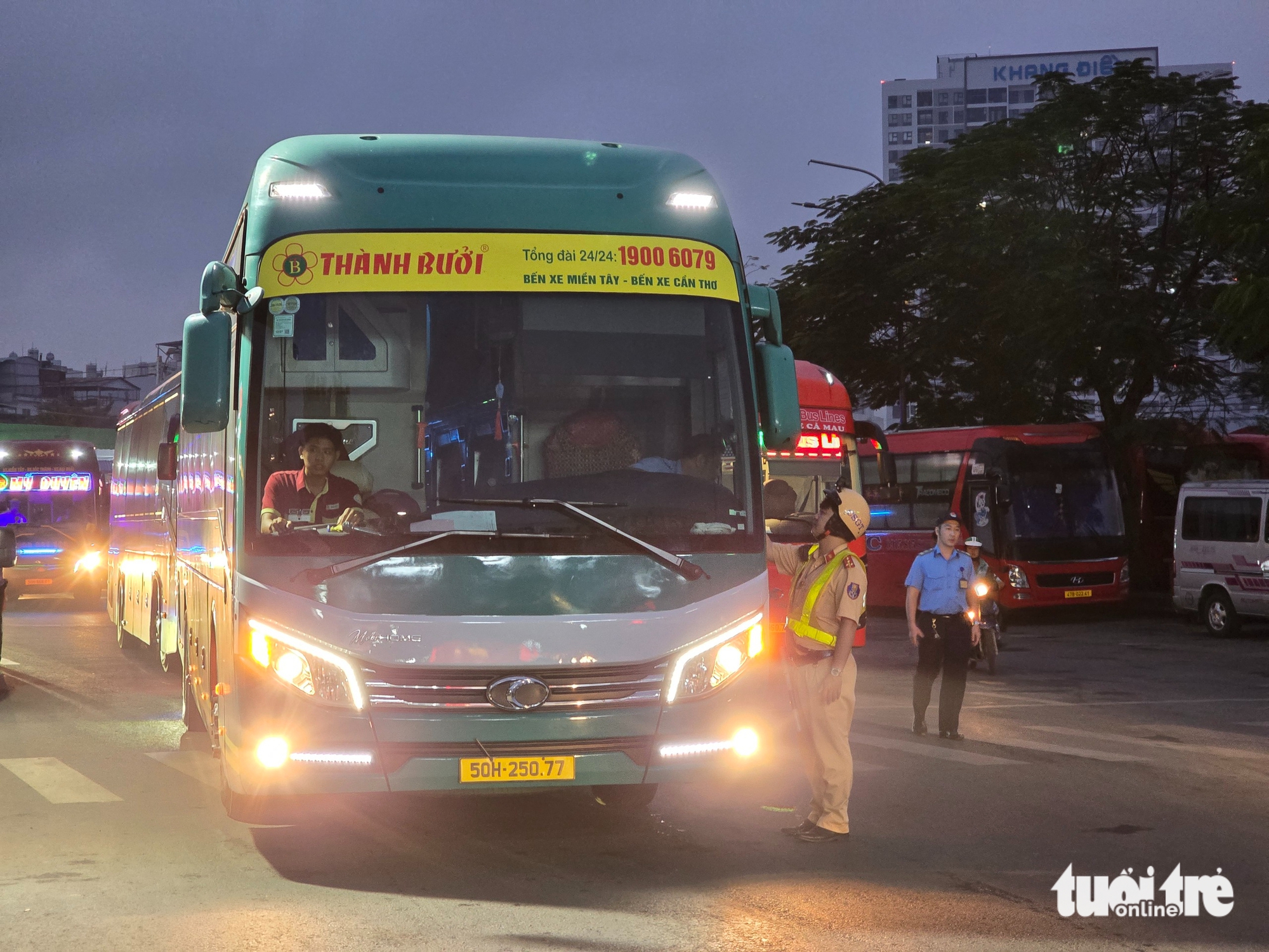 View - Police step up pre-Tet checks at Ho Chi Minh City bus terminal, find ride-hailing taxi driver with alcohol