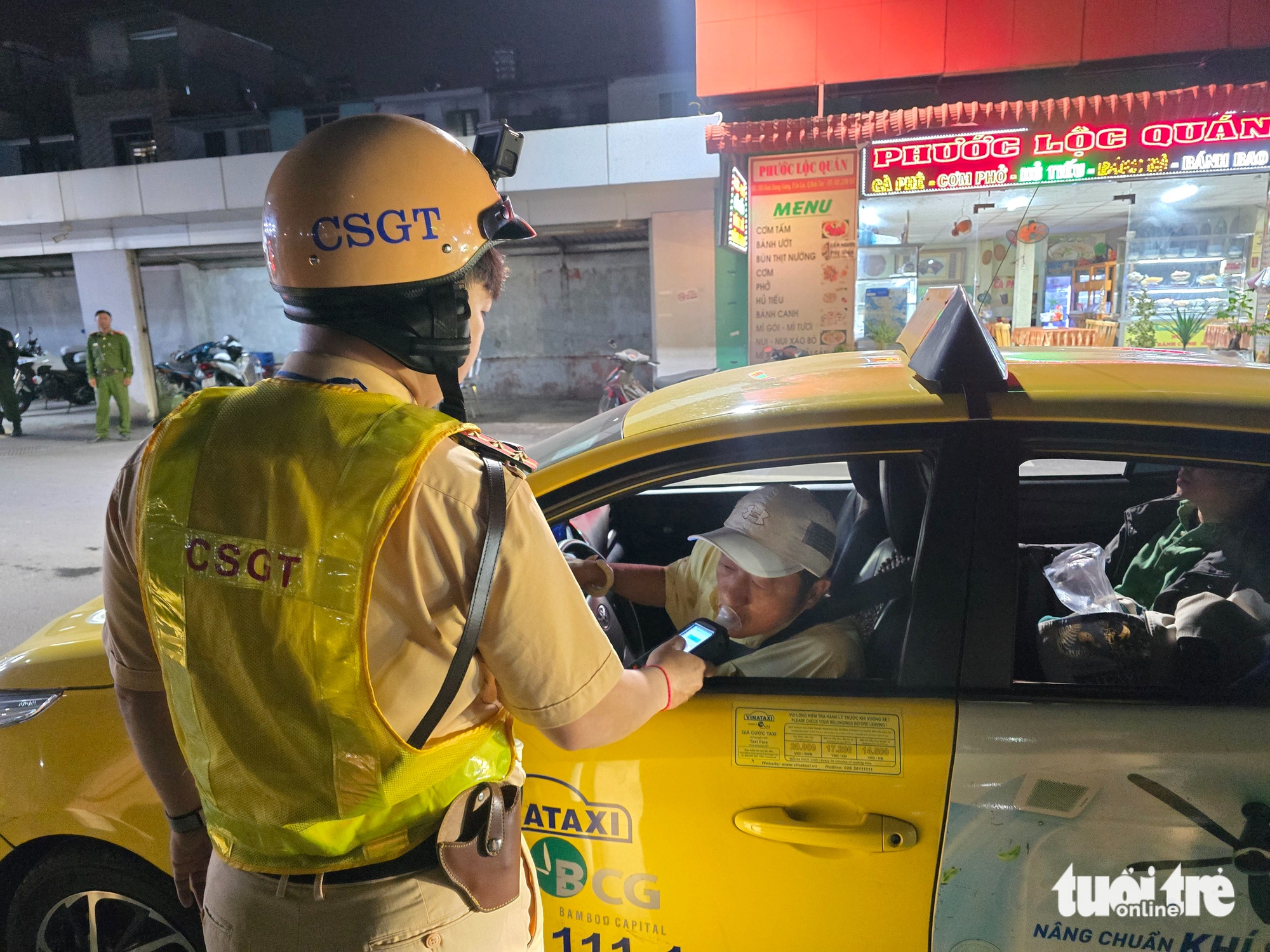 View - Police step up pre-Tet checks at Ho Chi Minh City bus terminal, find ride-hailing taxi driver with alcohol