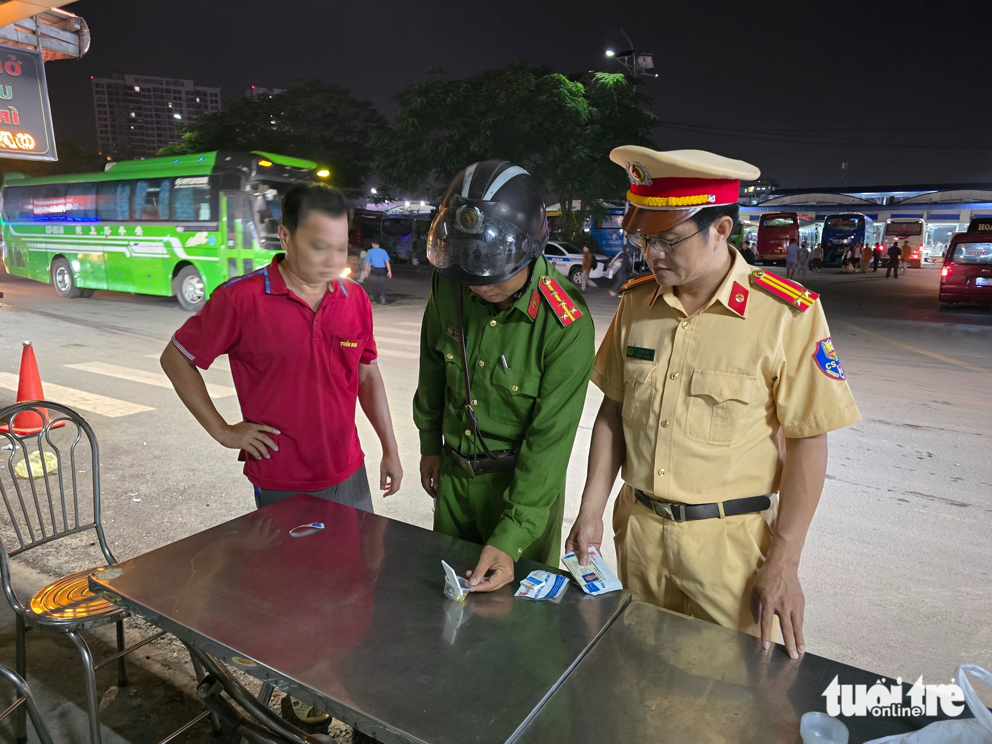 View - Police step up pre-Tet checks at Ho Chi Minh City bus terminal, find ride-hailing taxi driver with alcohol