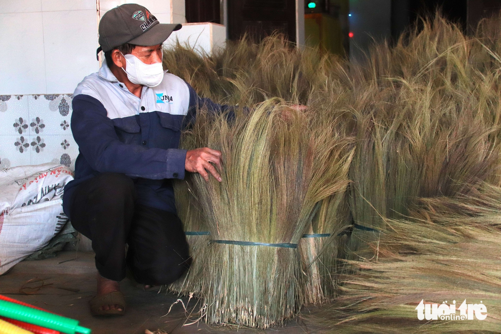 Làng nghề chổi đót Chiêm Sơn hối hả chạy đua đơn hàng cuối năm - Tuổi ...