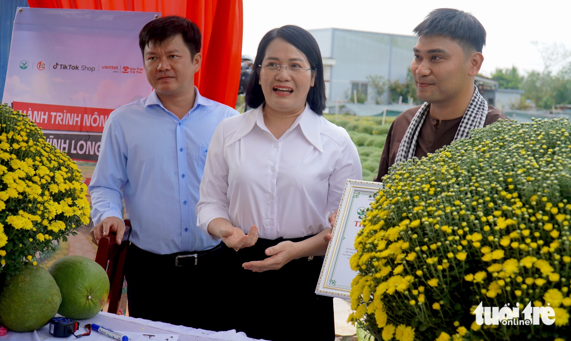 Bí thư và phó chủ tịch xã Chợ Lách livestream bán cúc mâm xôi giúp nhà vườn - Ảnh 1.