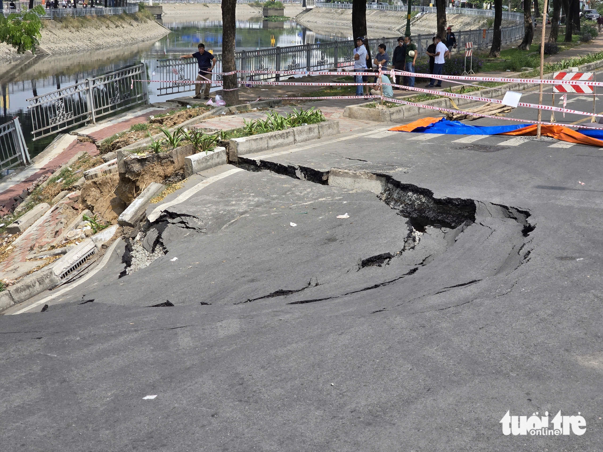 Sụt lún trên đường ven kênh Tàu Hủ, phường Chánh Hưng - Ảnh 1.