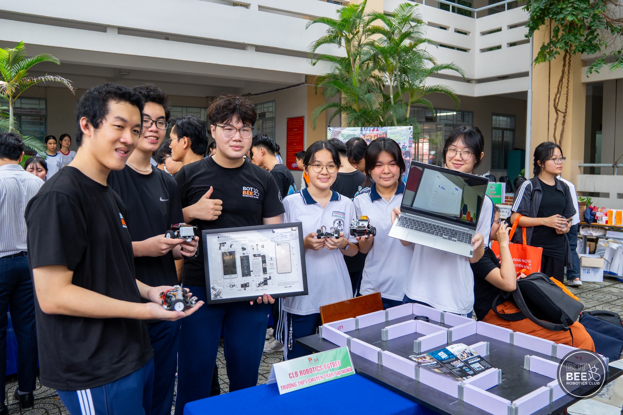 Những "bạn ong" yêu robot của Trường THPT chuyên Trần Đại Nghĩa- Ảnh 1.