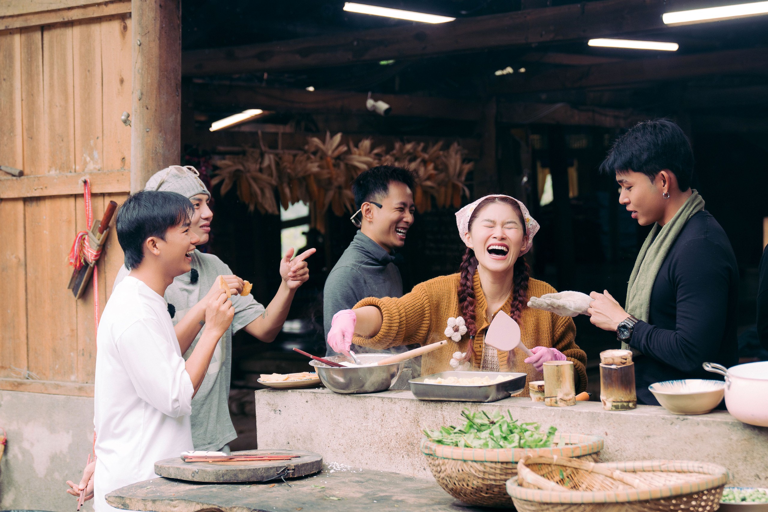 Gia đình Haha trở về Bản Liền: Đong đầy tiếng cười và lắng đọng tình cảm - Ảnh 2.