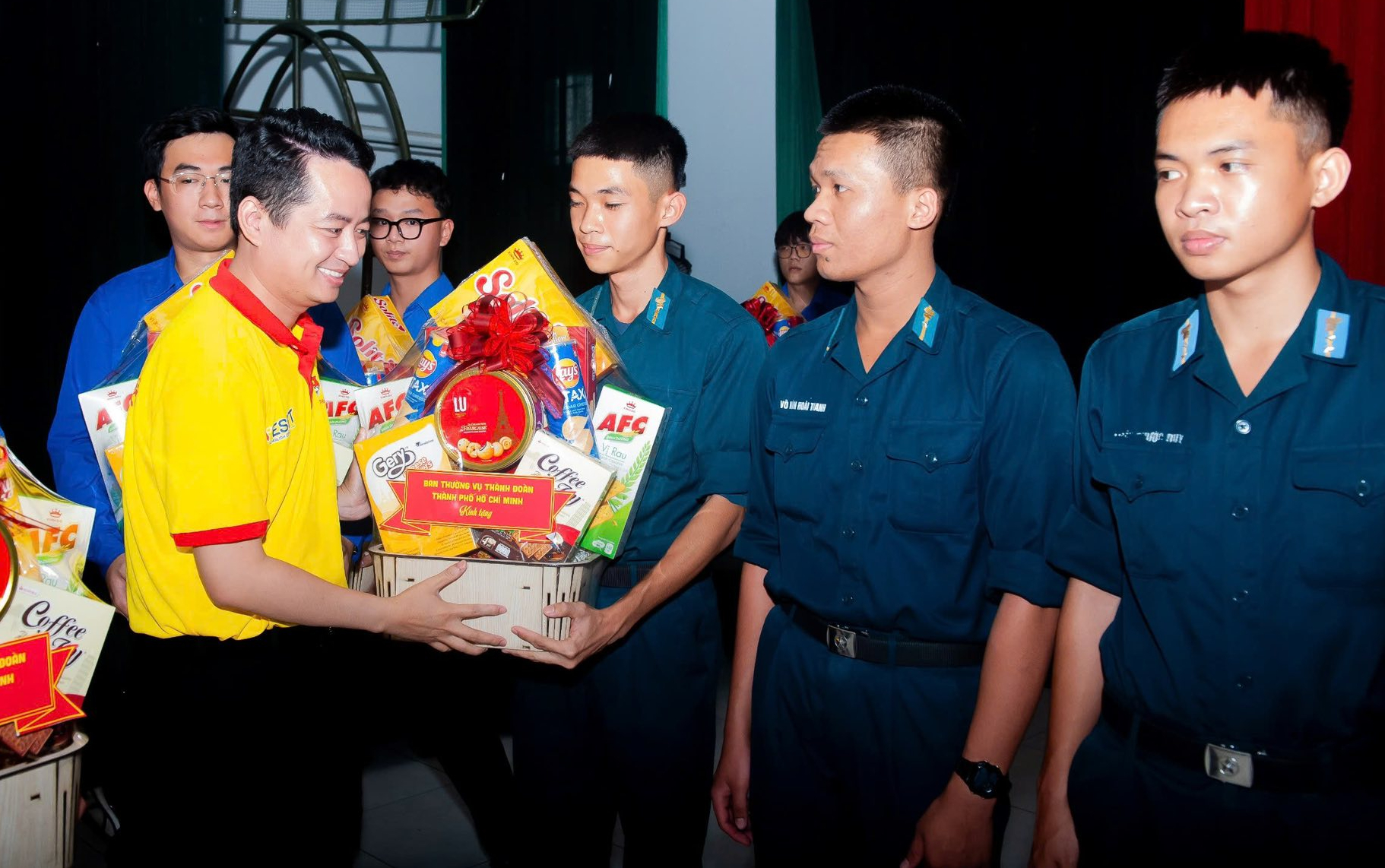 Tuổi trẻ thành phố Bác tiếp lửa mùa xuân chiến sĩ nơi tuyến đầu canh trời - Ảnh 1.