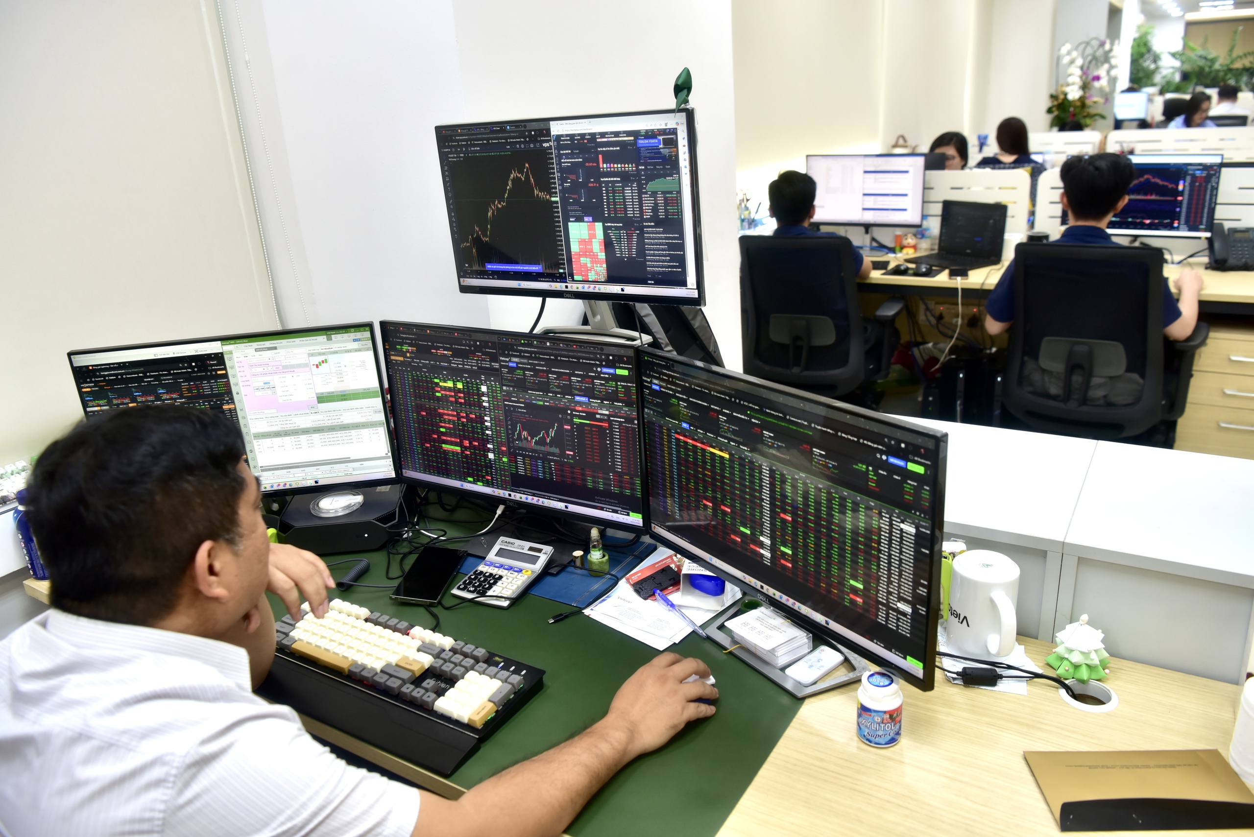 Cổ phiếu nào thực sự 'đông người chơi' nhất sàn chứng khoán năm 2025? - Ảnh 1.