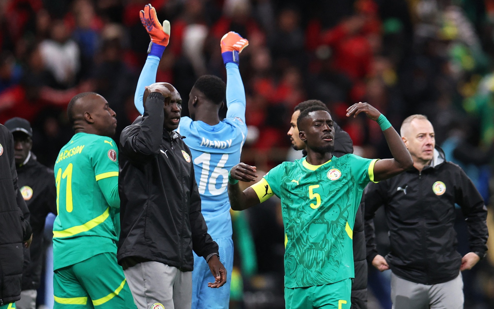 Chơi xấu quá tay, cầu thủ Xứ Wales… xộ khám - Ảnh 1.