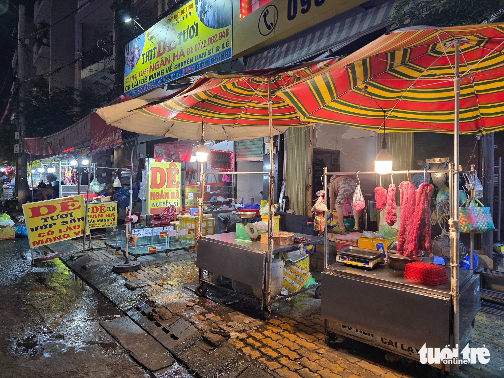 Xử lý hàng quán trên đường Phạm Văn Đồng, Nguyễn Xí, yêu cầu trả nguyên trạng vỉa hè cho người đi bộ - Ảnh 1.