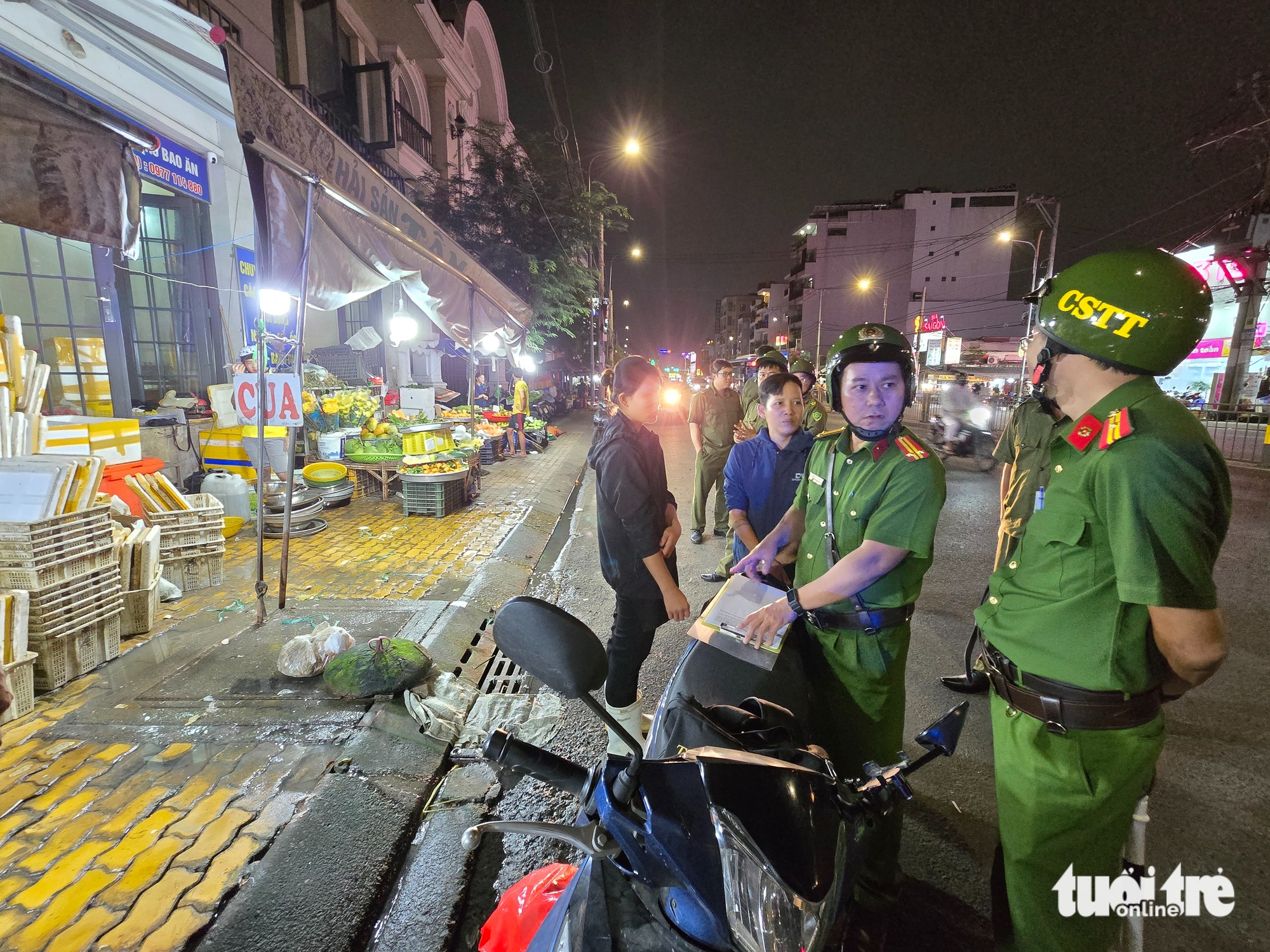Xử lý hàng quán trên đường Phạm Văn Đồng, Nguyễn Xí, yêu cầu trả nguyên trạng vỉa hè cho người đi bộ - Ảnh 4.
