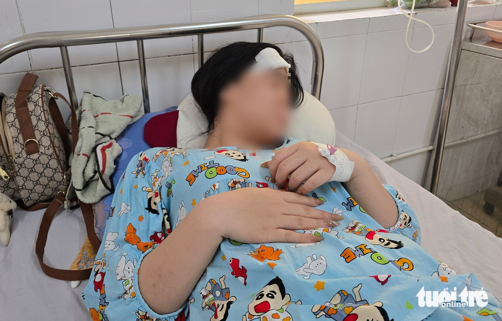 Phản ứng hành vi khiếm nhã, cô gái bị người đàn ông đánh tét đầu trong quán cà phê - Ảnh 1.