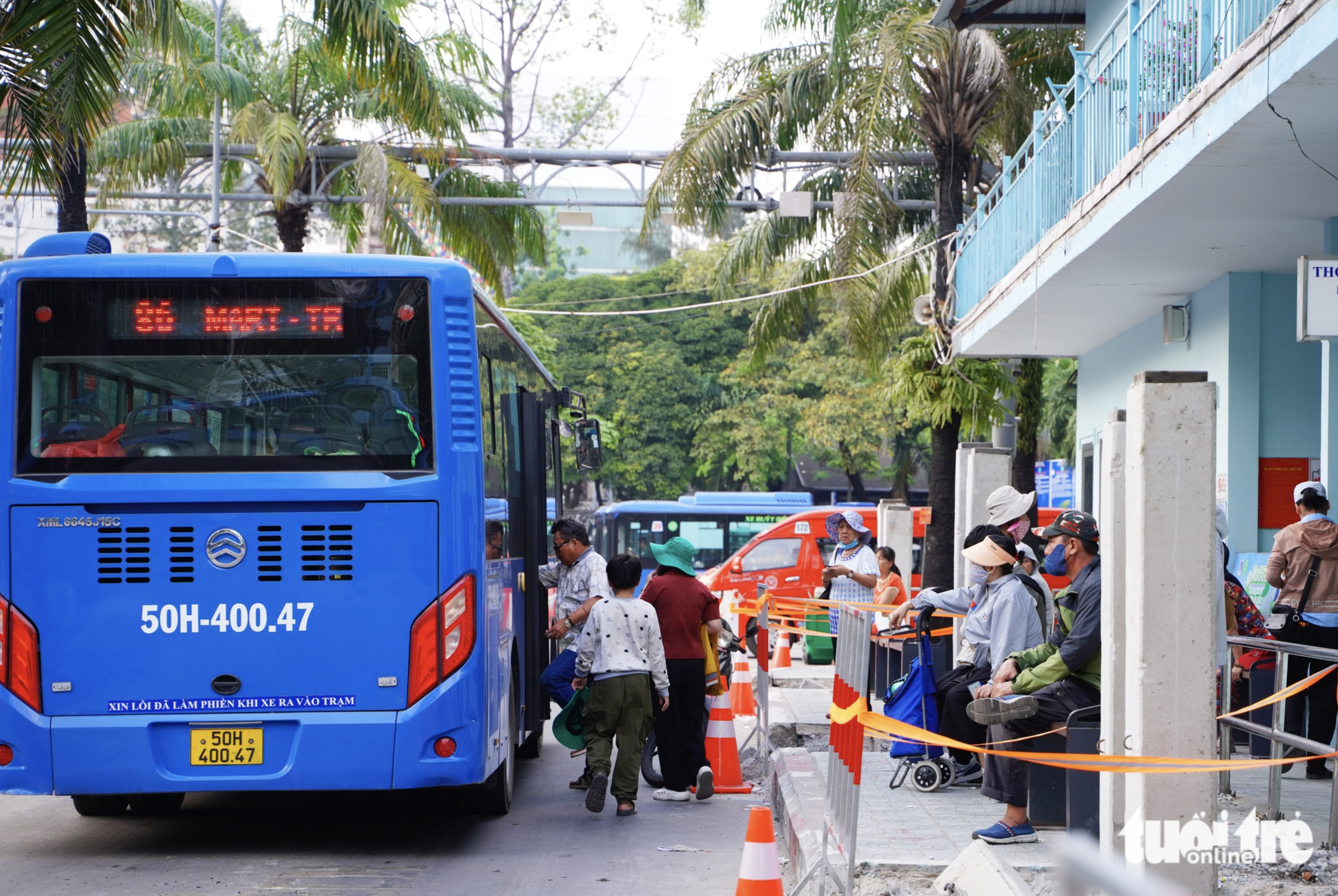 Free metro, bus rides ring in 2026 as Ho Chi Minh City residents flock ...