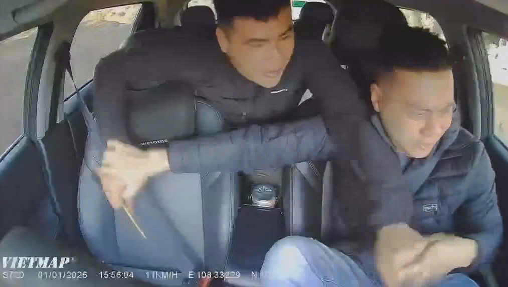 Xác minh clip hành khách tấn công tài xế khi xe đang chạy - Ảnh 1.