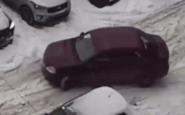 Đánh lái ô tô vào chỗ đỗ xe bằng màn hình như chơi game, nhấn 'OK' là xe tự vào ô - Ảnh 1.