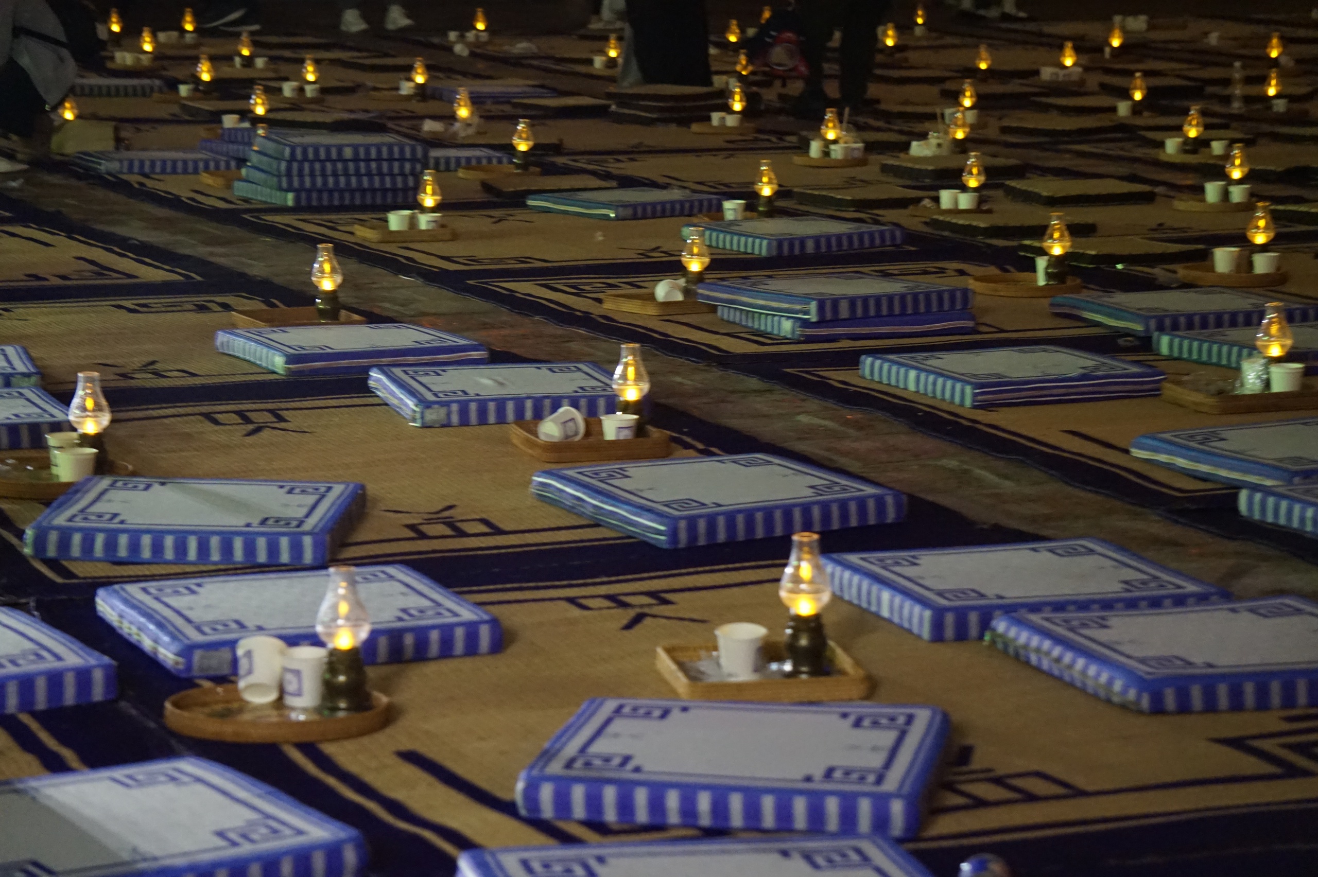 Trải chiếu ngồi nghe nhạc giữa sân Văn Miếu Quốc Tử Giám - Ảnh 2.