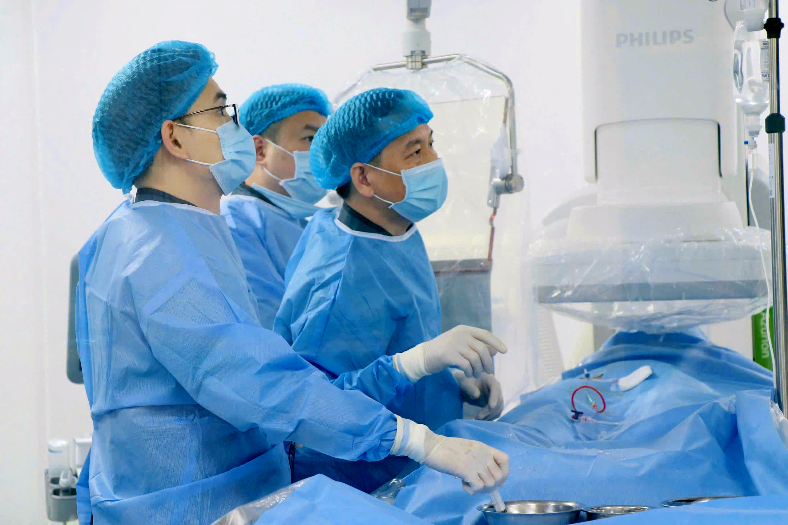 Bệnh viện tuyến dưới can thiệp tim mạch bằng dụng cụ qua da cho người nước ngoài - Ảnh 1.