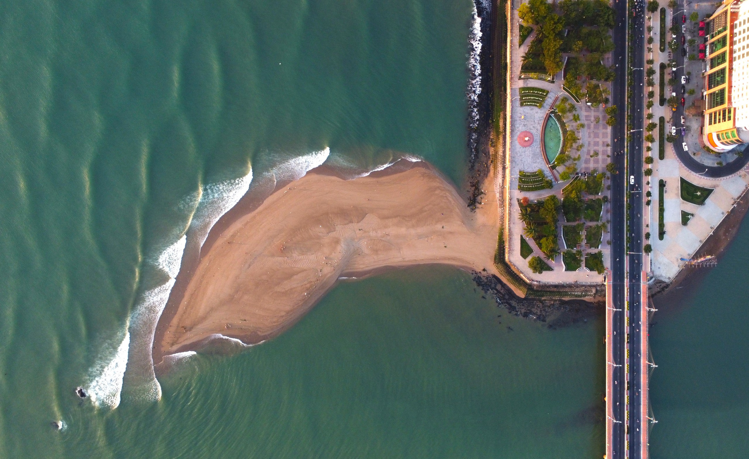Dolphin-shaped sandbar draws crowds along Vietnam’s Nha Trang coast - Ảnh 2.