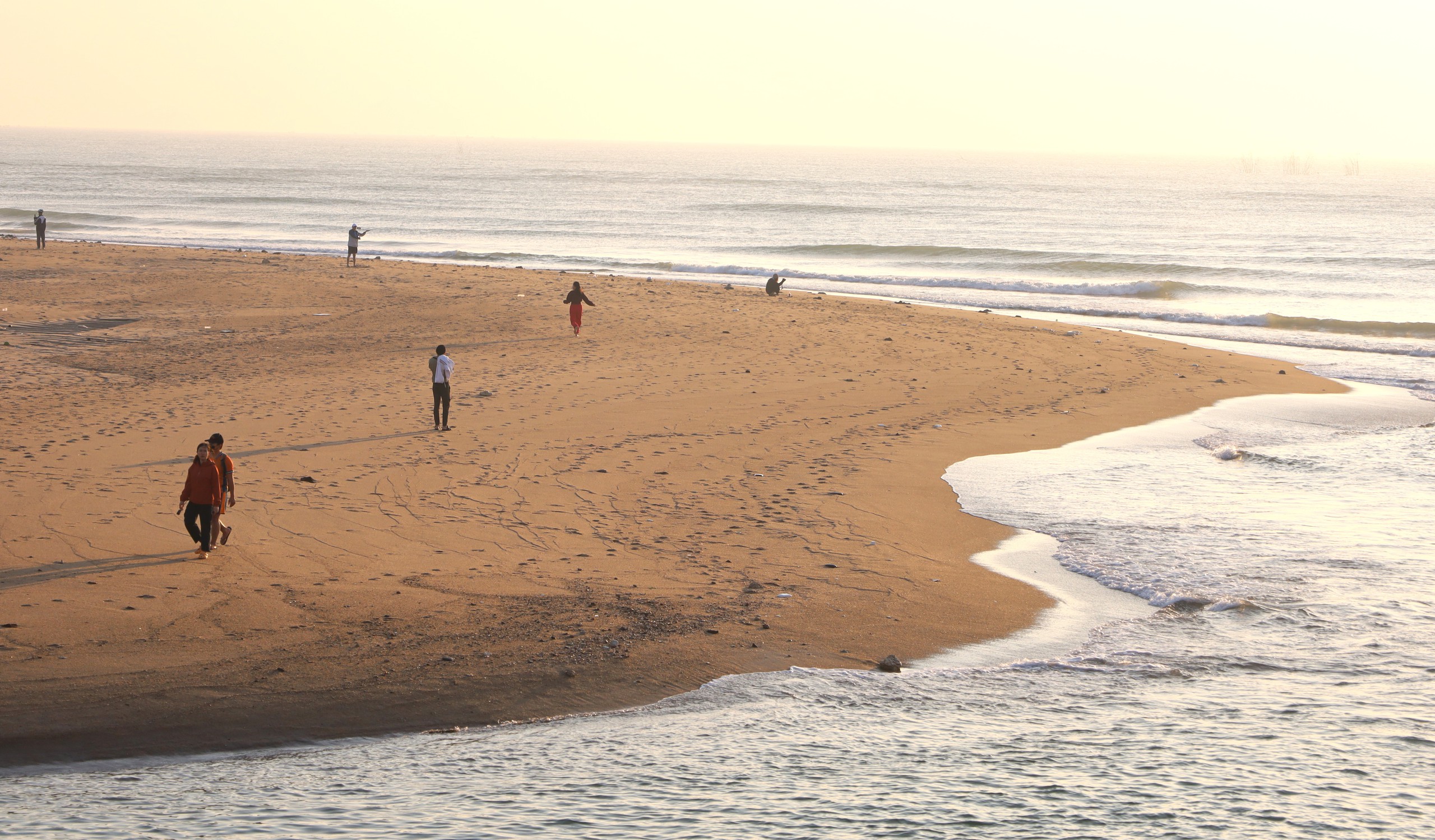 Dolphin-shaped sandbar draws crowds along Vietnam’s Nha Trang coast - Ảnh 5.