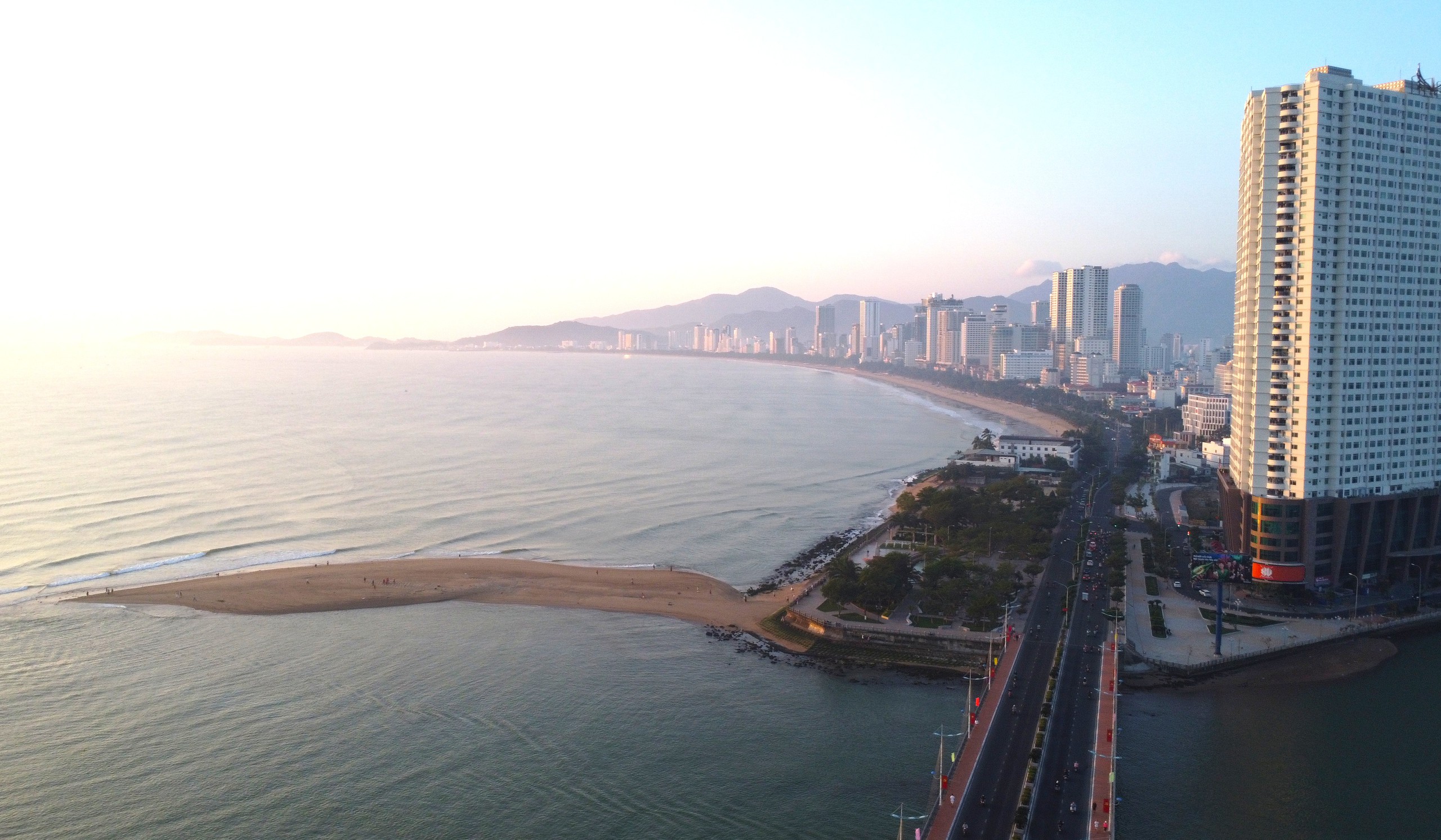 Dolphin-shaped sandbar draws crowds along Vietnam’s Nha Trang coast - Ảnh 4.