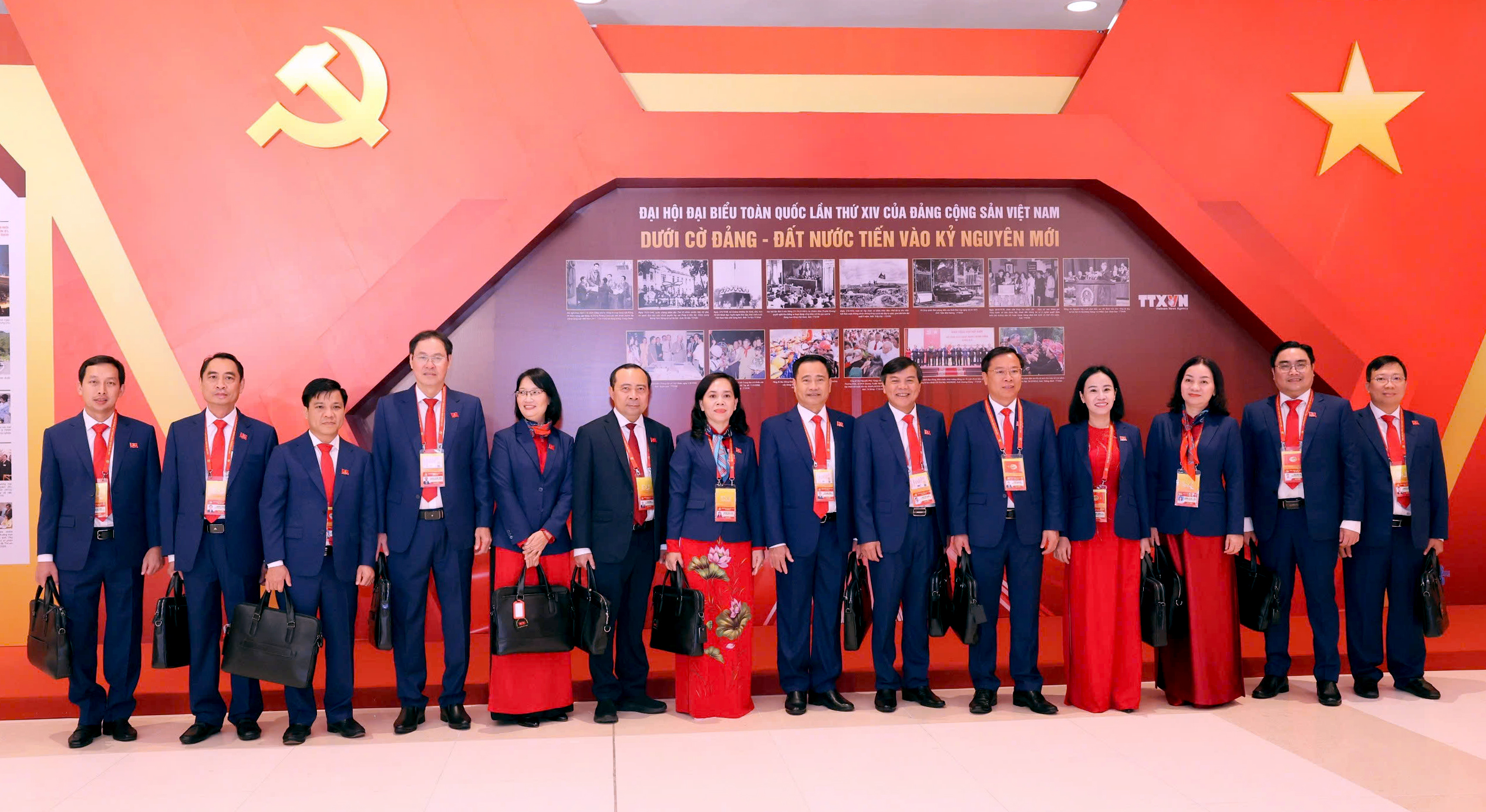 Hình ảnh Đoàn đại biểu TP.HCM dự khai mạc Đại hội Đảng XIV - Ảnh 6.