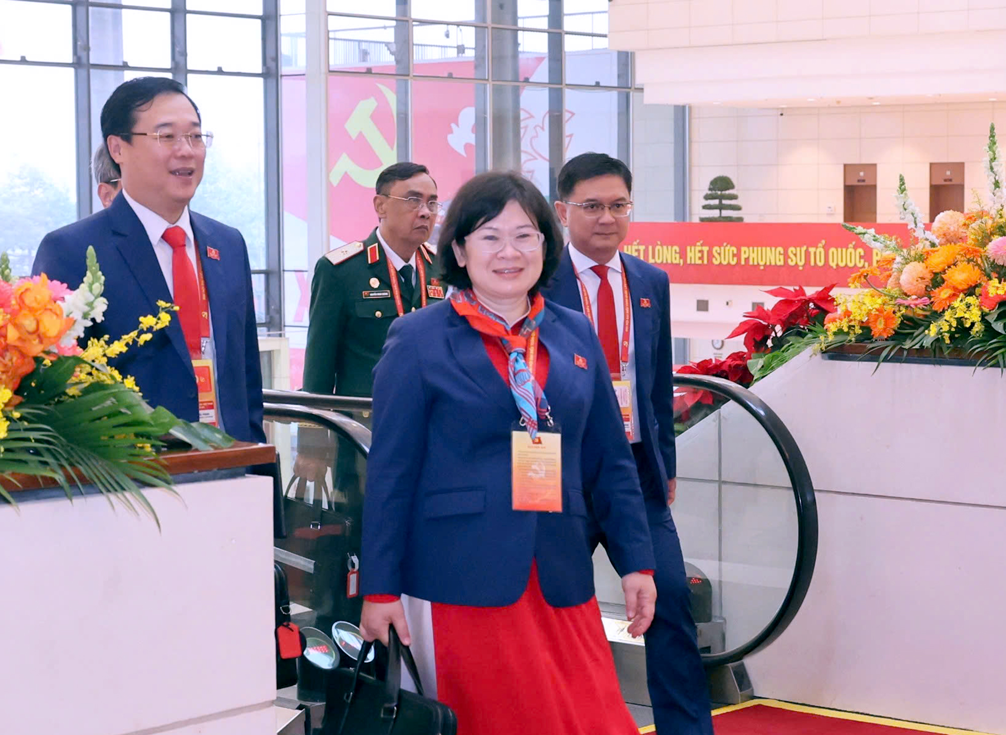 Hình ảnh Đoàn đại biểu TP.HCM dự khai mạc Đại hội Đảng XIV - Ảnh 4.