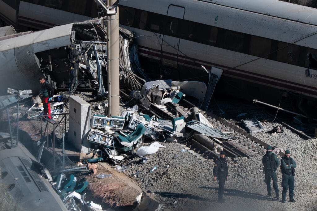 Barcelona train crash kills 1 in Spain's second deadly rail accident in days- Ảnh 3.